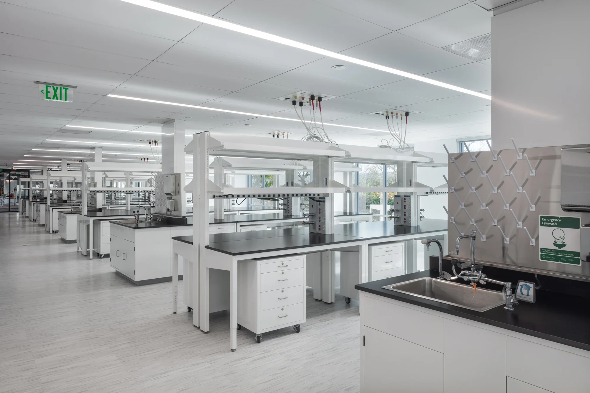 life-science-lab-interior-bench-table-pacific-center-court-sorrento-1-©robert-greaux-photography.webp