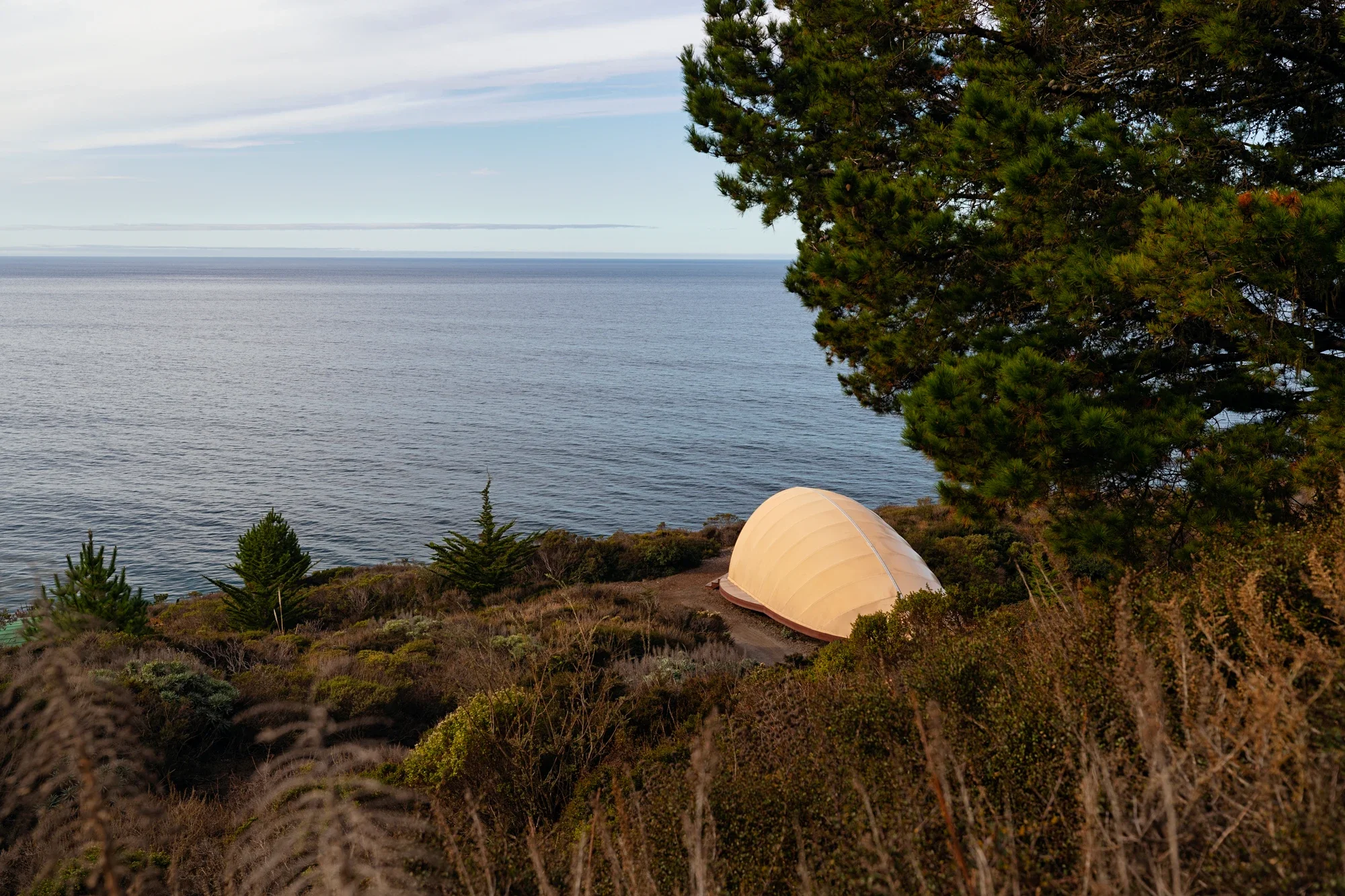 architecture-autonomous-tent-exterior-view-big-sur-2-©robert-greaux-photography.webp