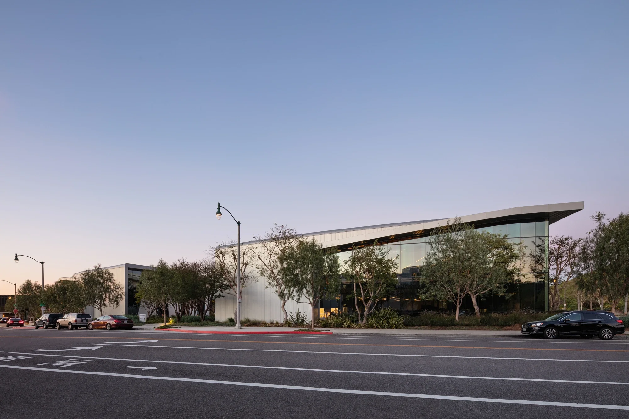 office-exterior-yahoo-campus-playa-vista-3-©robert-greaux-photography.webp