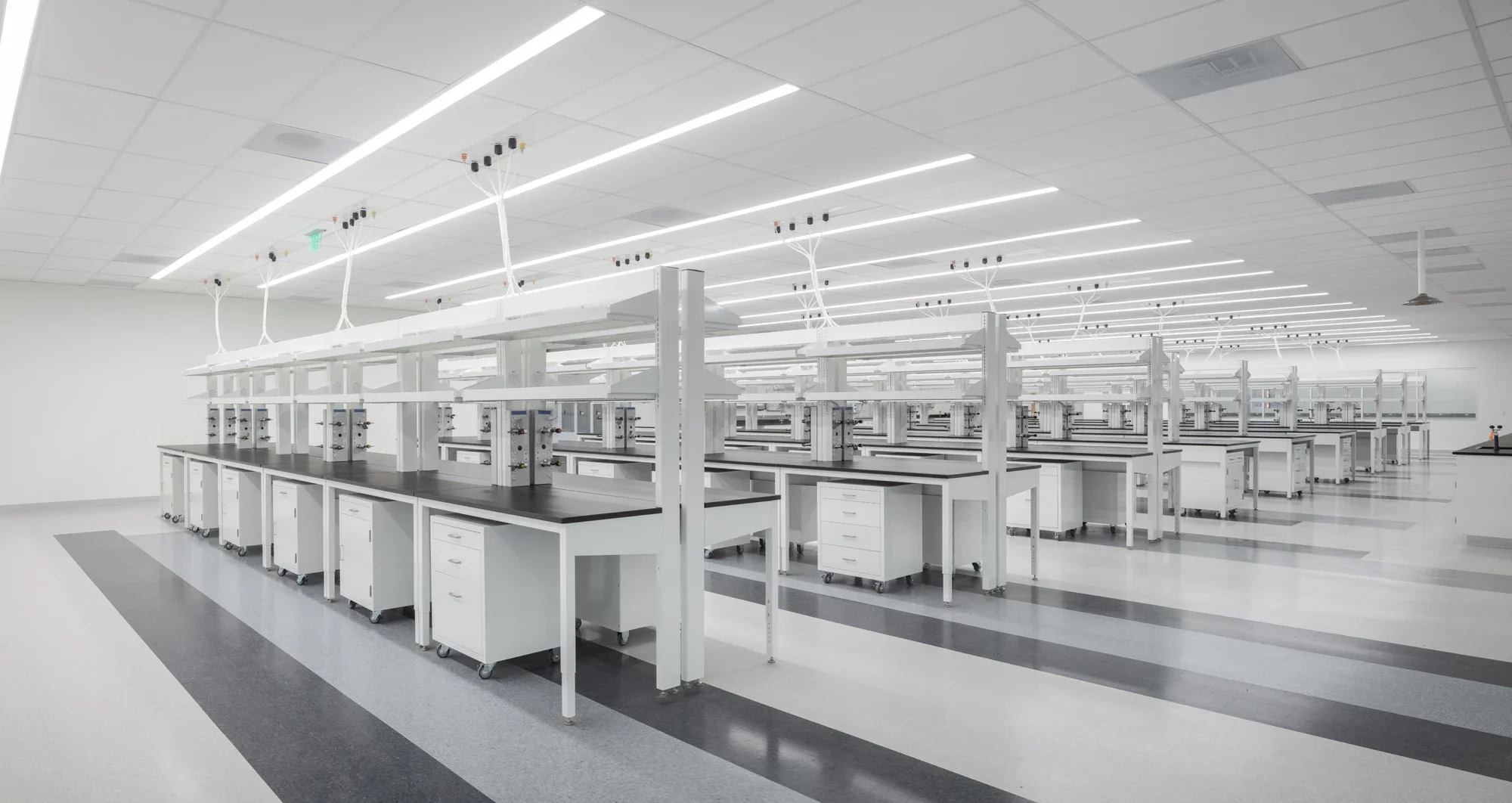 life-science-interior-lab-bench-table-nancy-ridge-sorrento-©robert-greaux-photography.webp