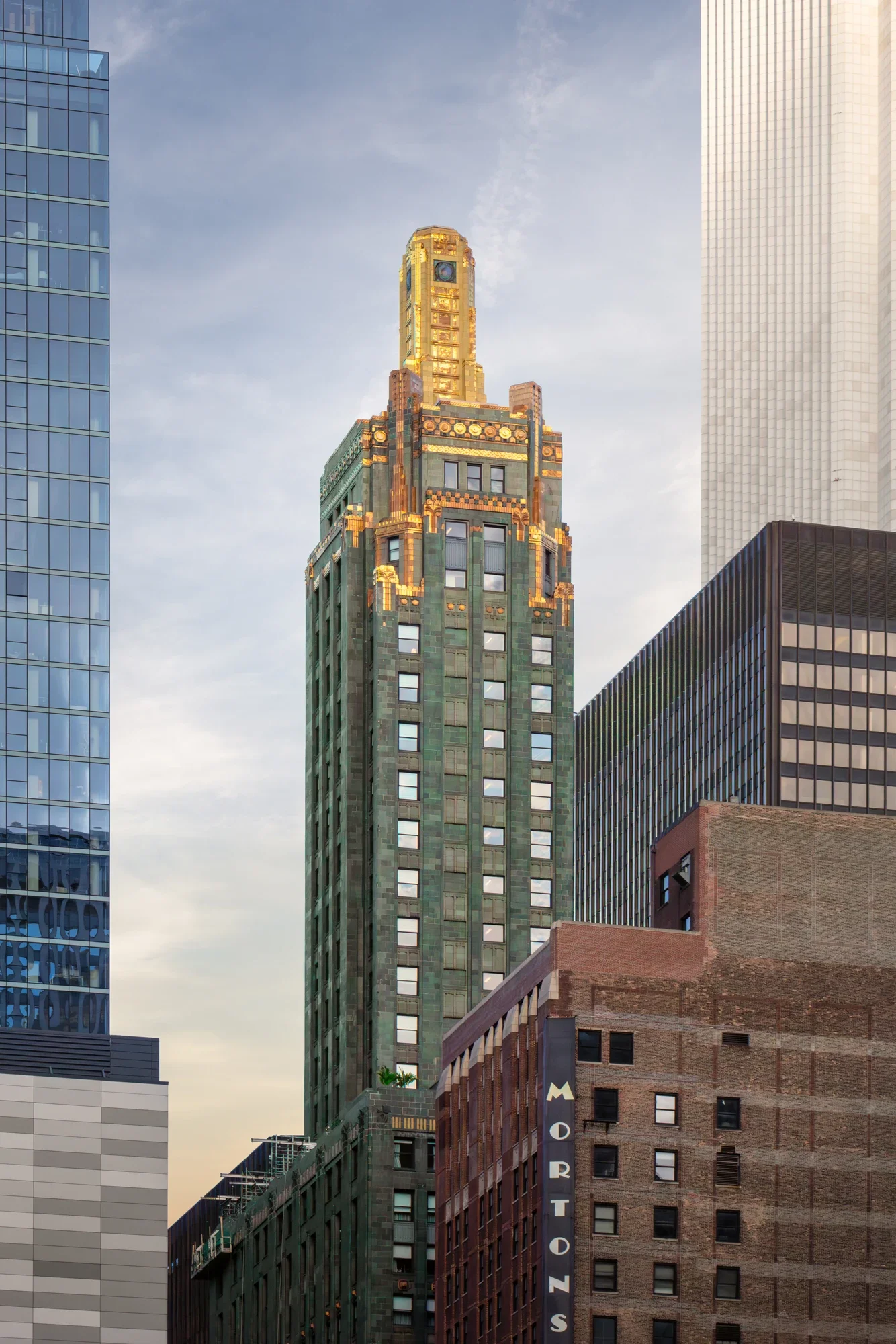 architecture-building-exterior-carbide-carbon-chicago-1-©robert-greaux-photography.webp