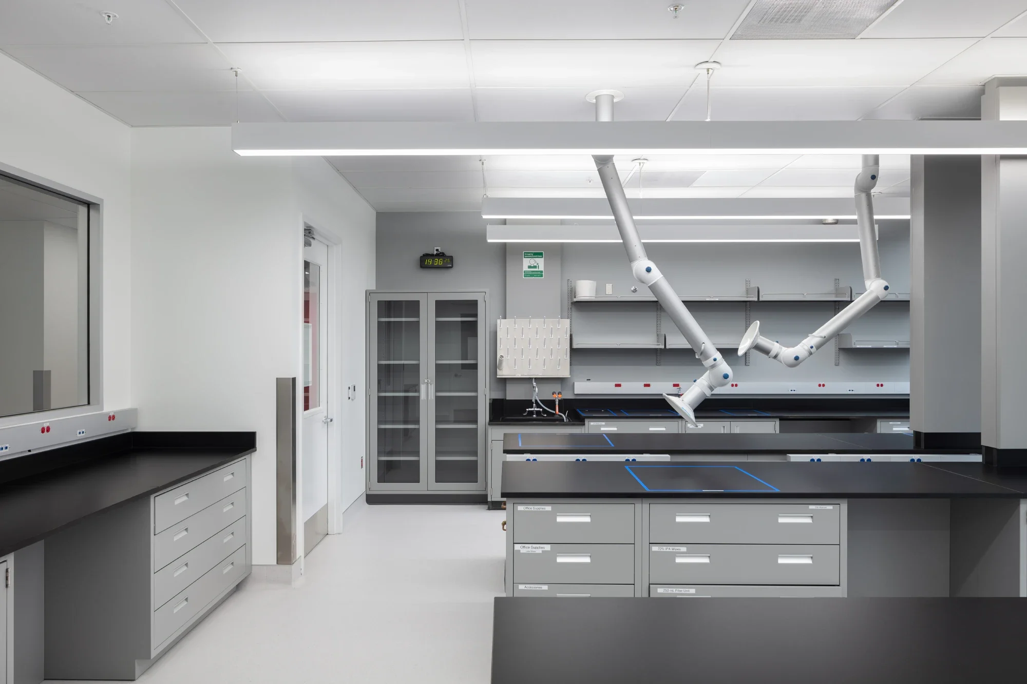 life-science-interior-lab-van-allen-way-3-©robert-greaux-photography.webp
