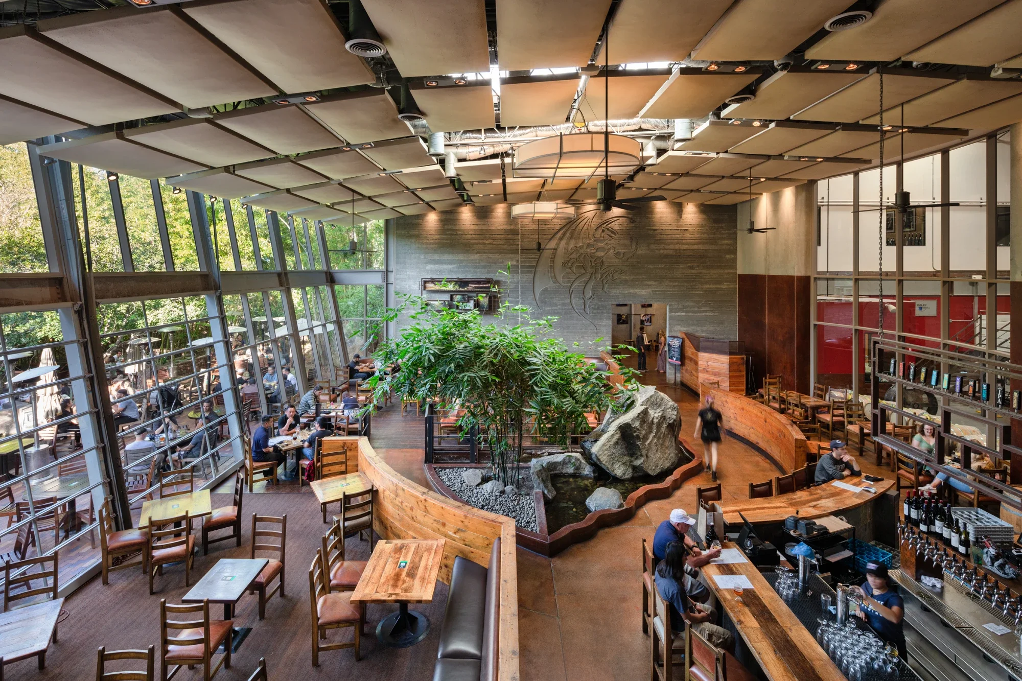 retail-interior-restaurant-stone-brewery-escondido-2-©robert-greaux-photography.webp
