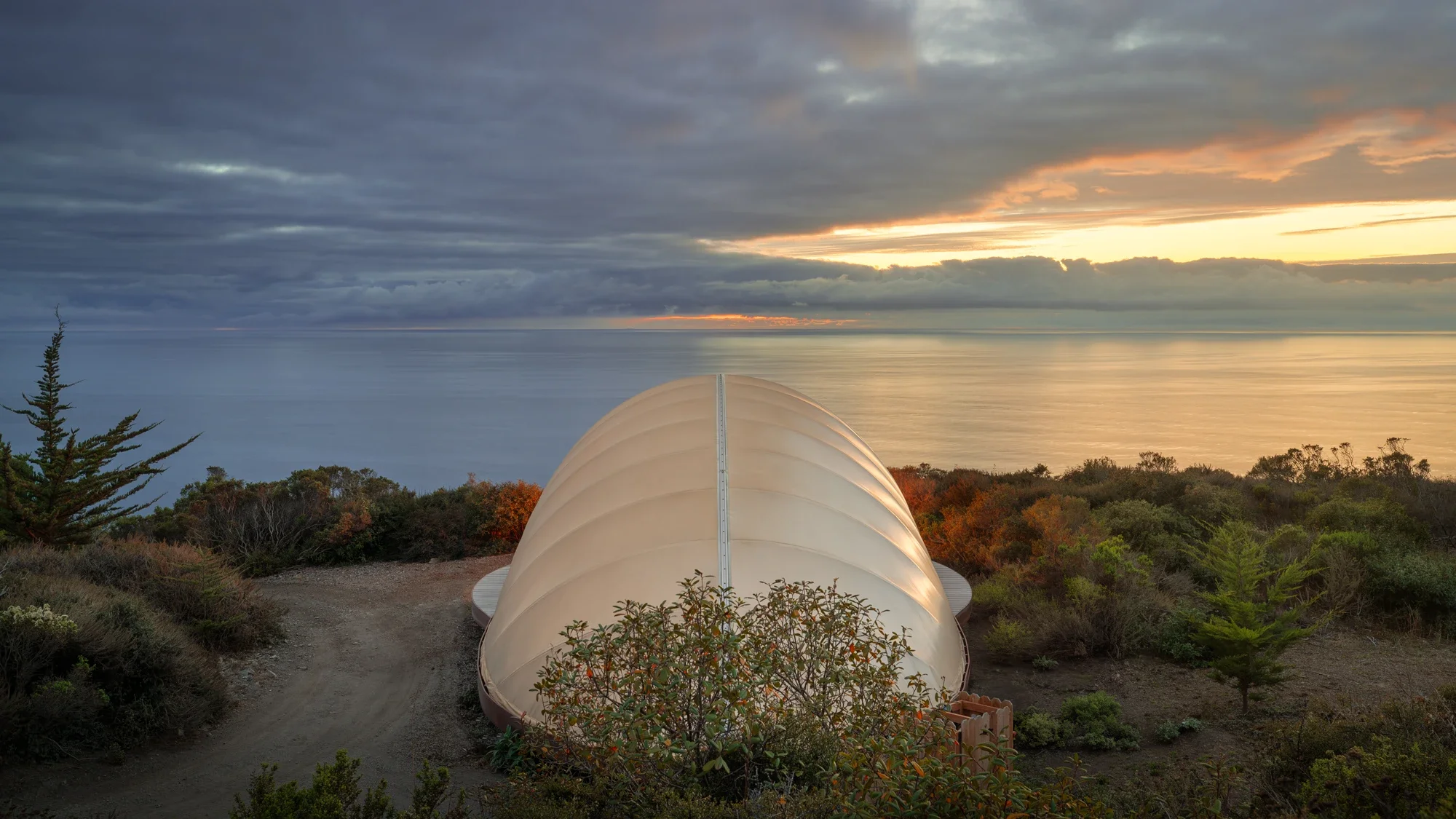 architecture-big-sur-autonomous-tent-treebones-3-©robert-greaux-photography.webp