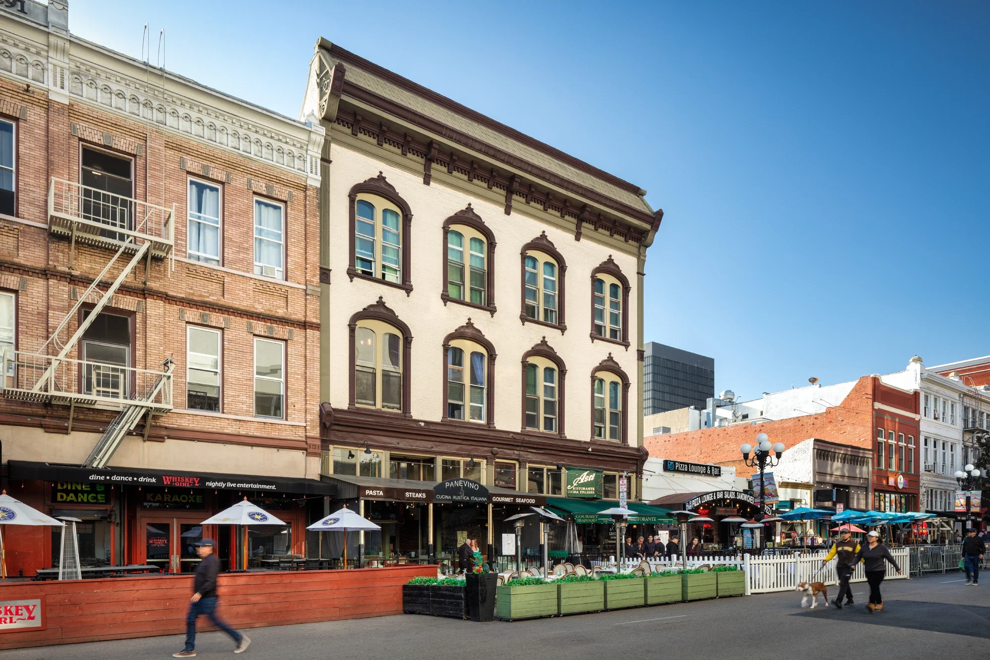 retail-restaurant-exterior-gaslamp-quarter-2-©robert-greaux-photography.webp