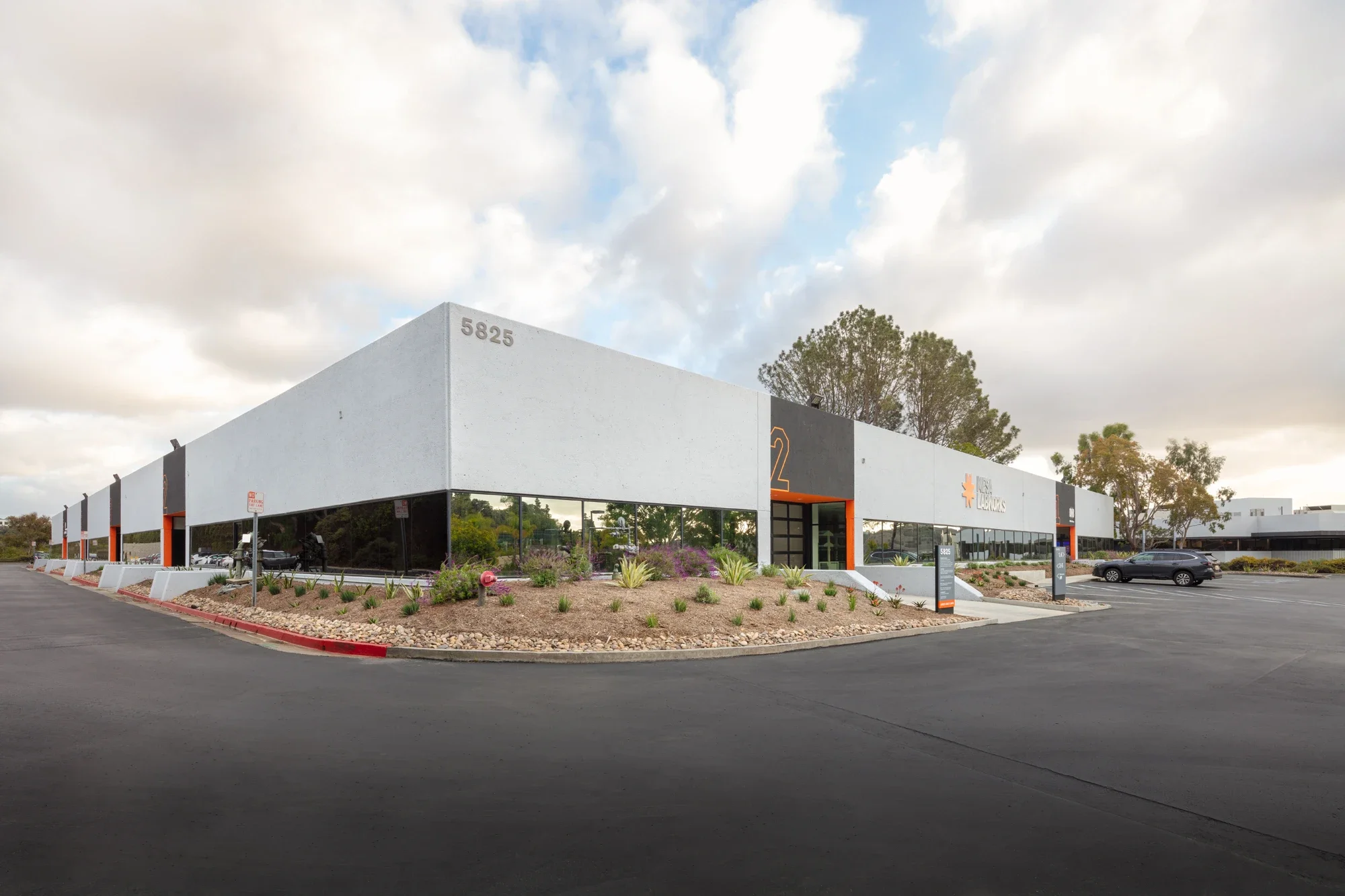 life-science-building-exterior-mesa-labworks-37-©robert-greaux-photography.webp