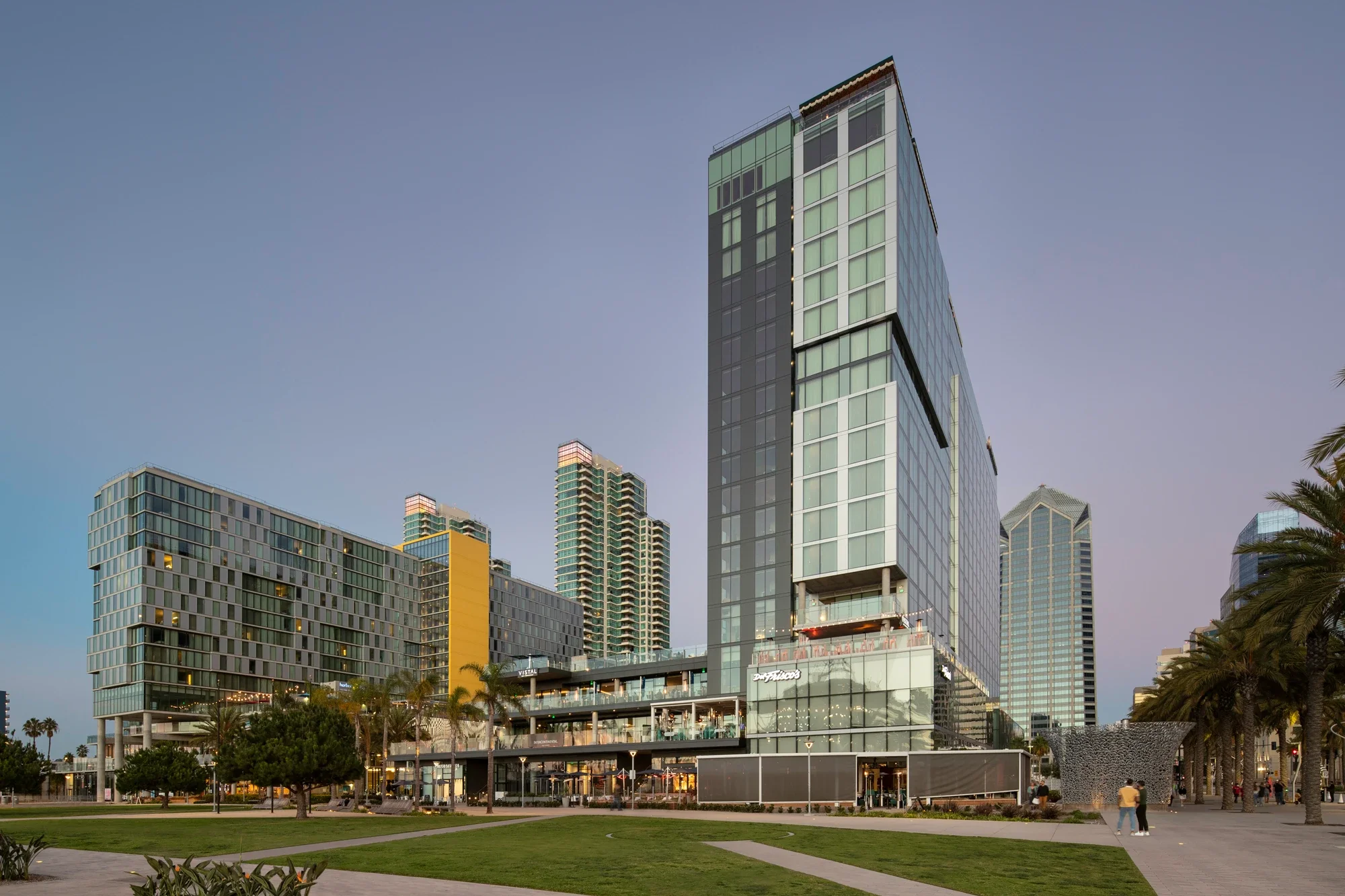 high-rise-retail-hotel-exterior-intercontiental-san-diego-2-©robert-greaux-photography.webp