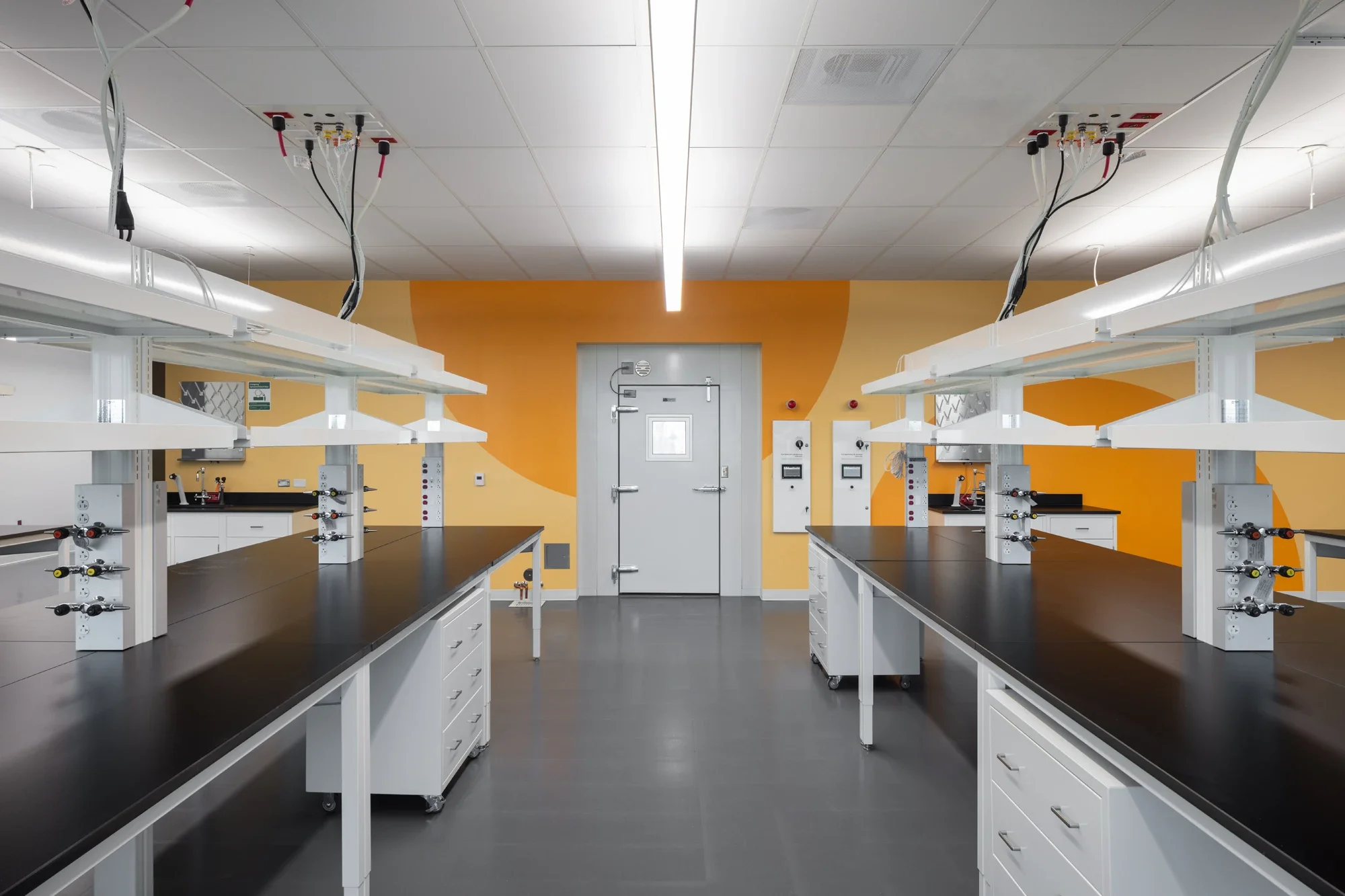 life-science-lab-utc-nexus-san-diego-1-©robert-greaux-photography.webp