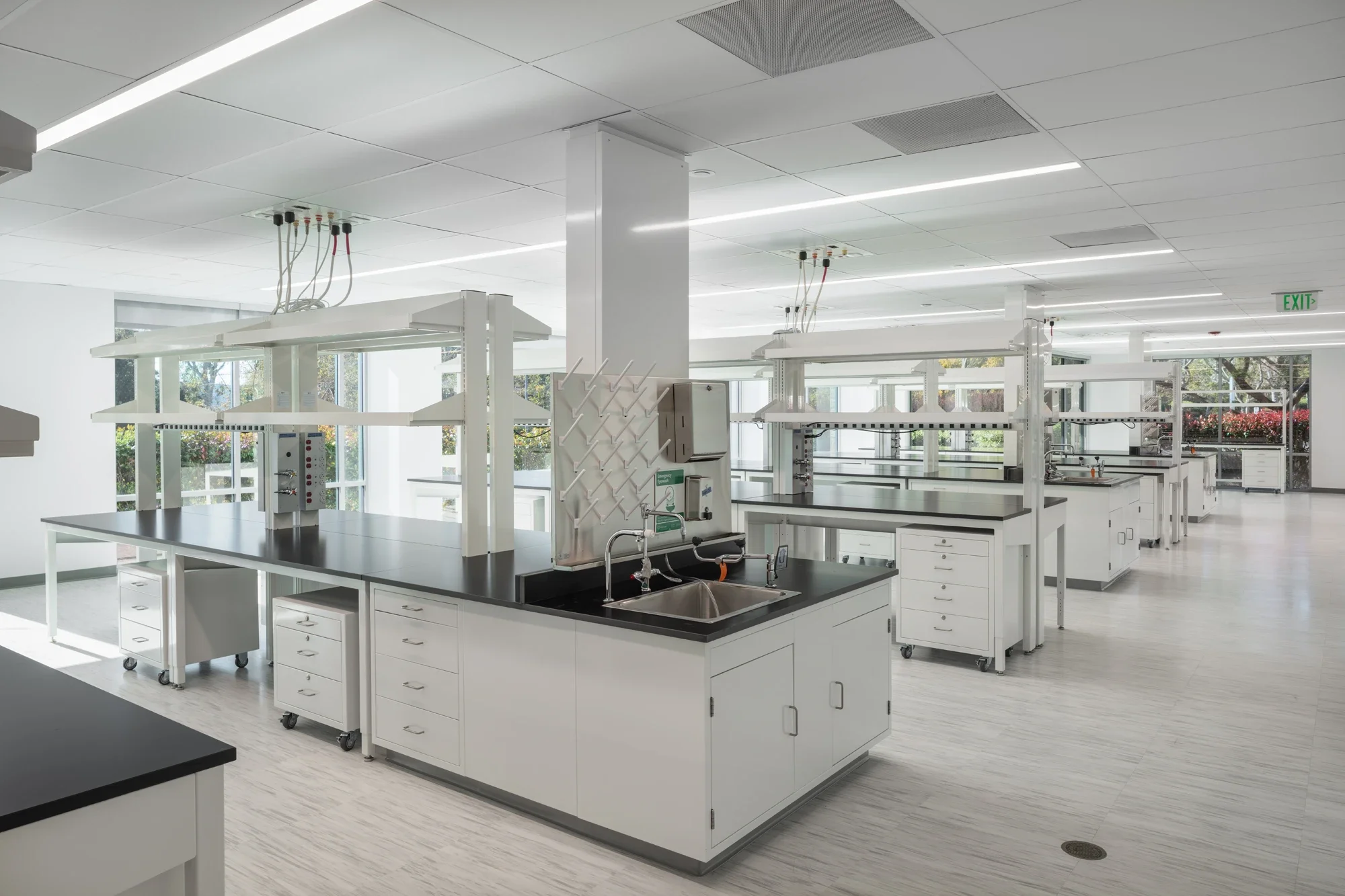 life-science-lab-torrey-plaza-3-©robert-greaux-photography.webp