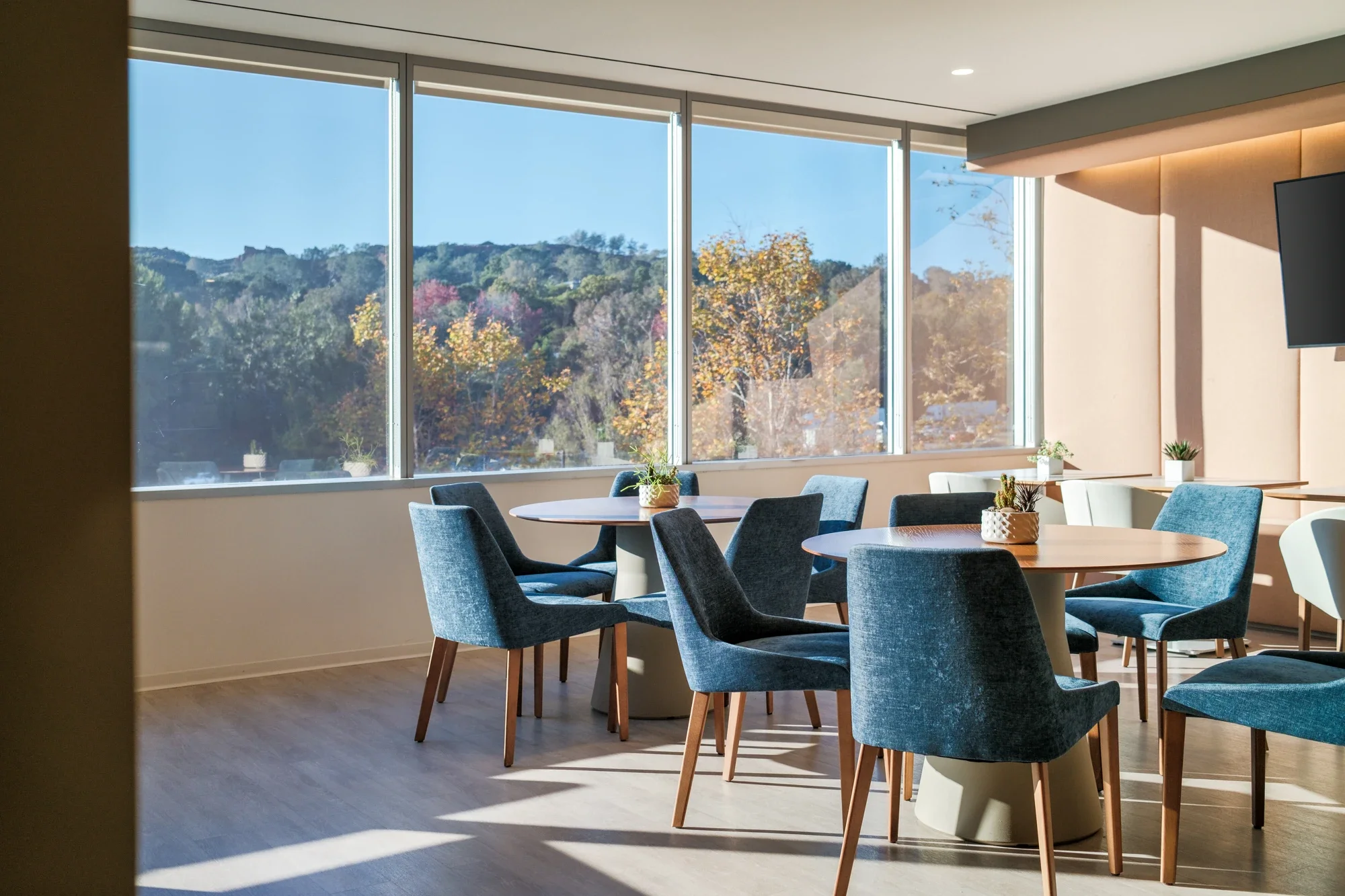 office-interior-break-room-del-mar-gateway-57-©robert-greaux-photography.webp