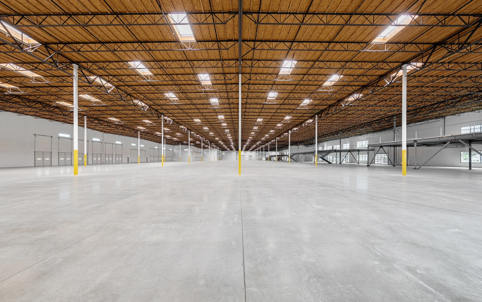 industrial-building-interior-view-amazon-carlsbad-©robert-greaux-photography.webp