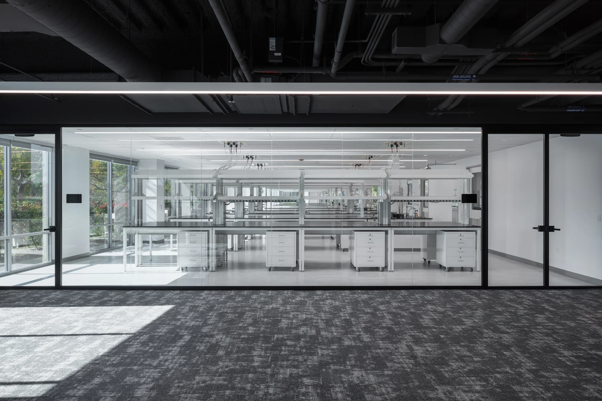 life-science-lab-office-torrey-plaza-1-©robert-greaux-photography.webp