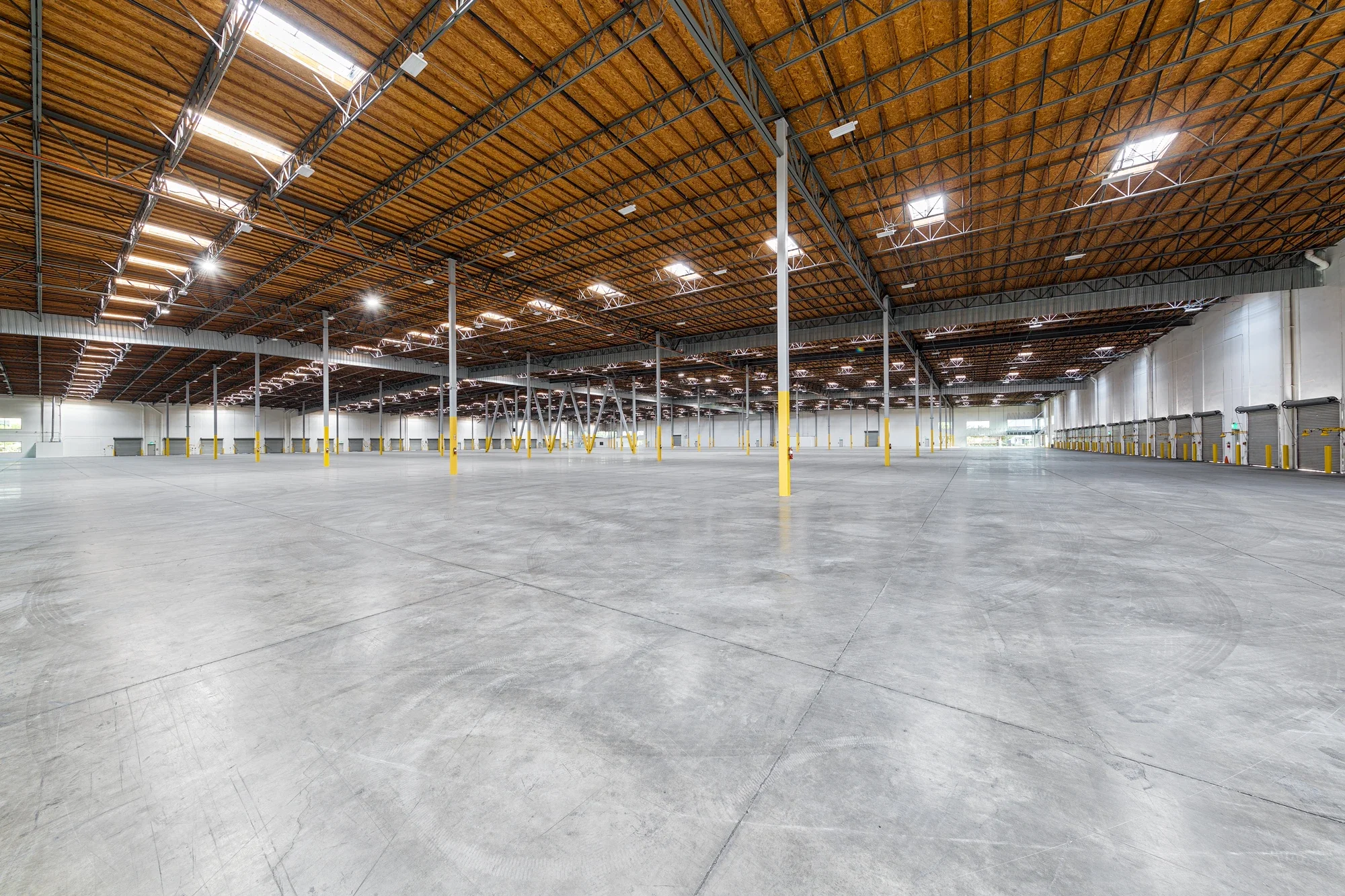 industrial-interior-warehouse-viva-logistics-otay-1-©robert-greaux-photography.webp