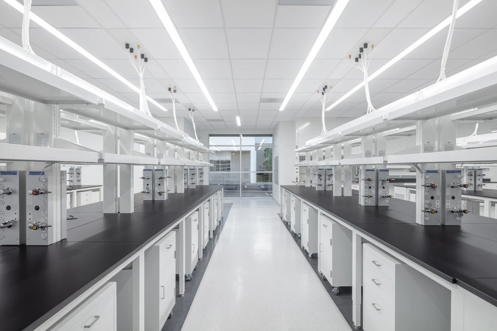 life-science-lab-interior-bench-table-6134-nancy-ridge-sorrento-4-©robert-greaux-photography.webp