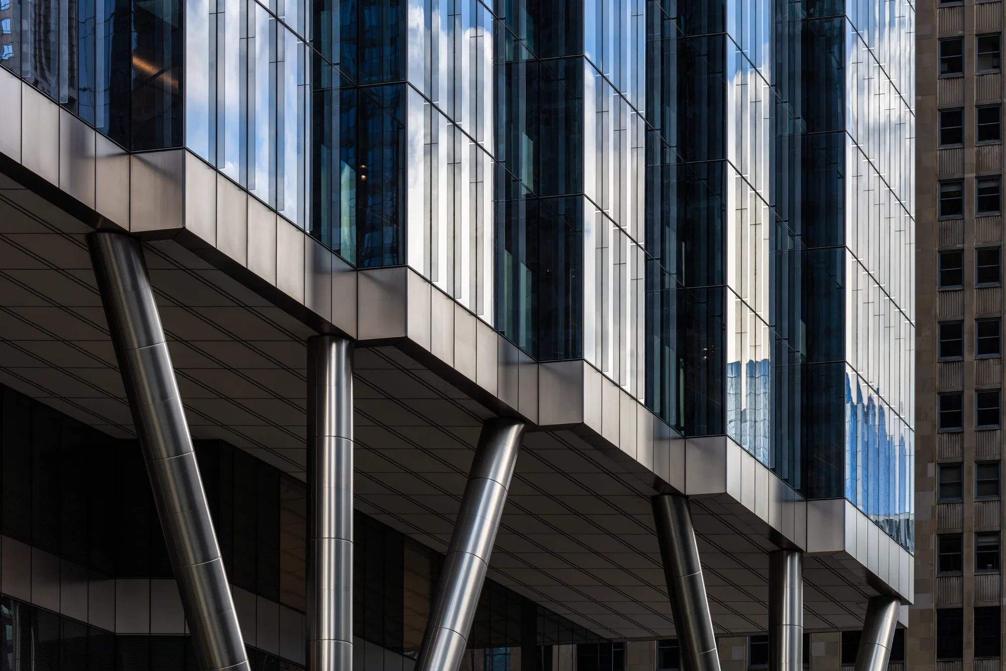 architecture-high-rise-support-cantilever-building-chicago-©robert-greaux-photography.webp