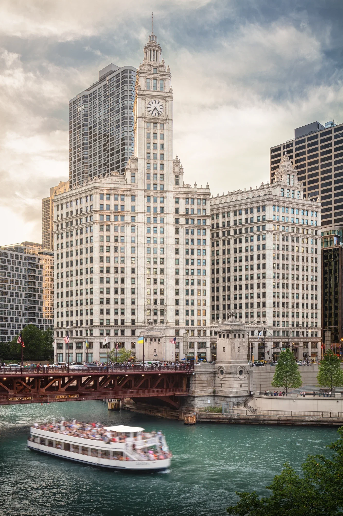 architecture-building-exterior-wrigley-building-river-chicago-1-©robert-greaux-photography.webp