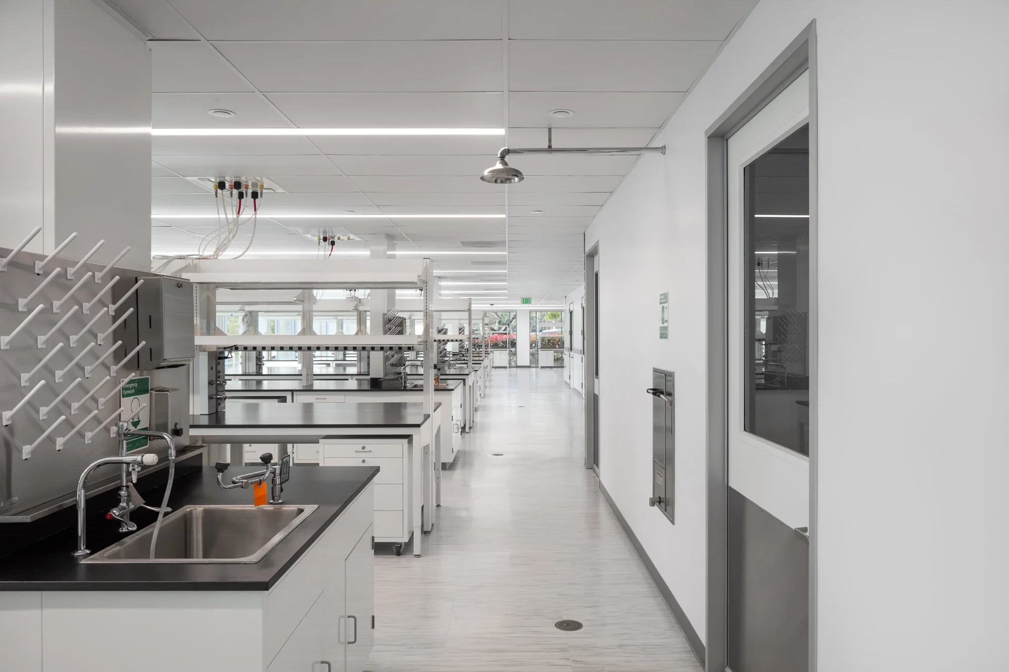 life-science-lab-interior-bench-table-pacific-center-court-sorrento-6-©robert-greaux-photography.webp