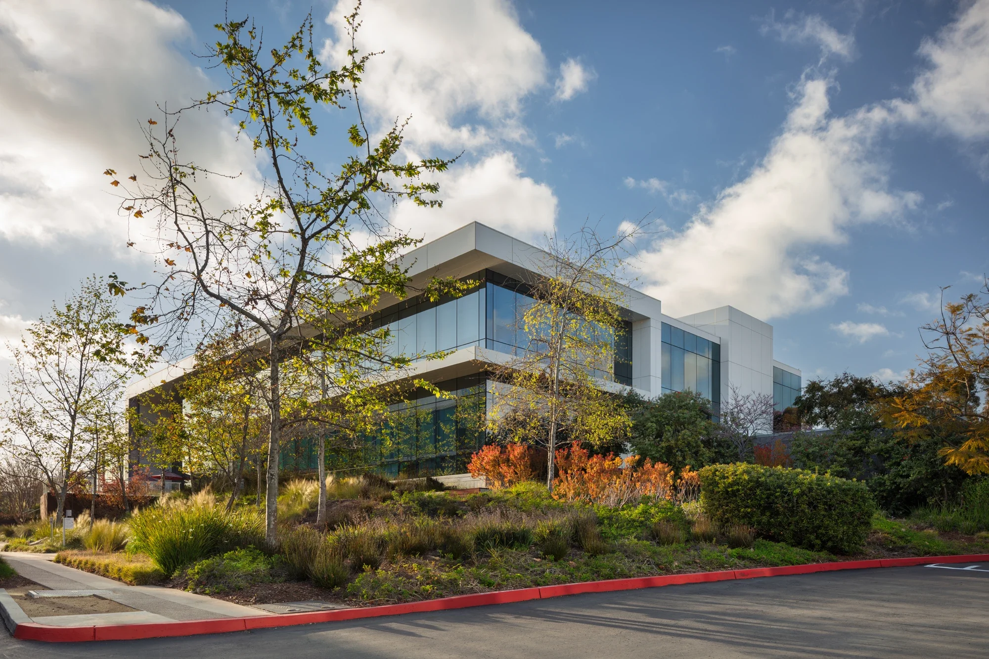 office-life-science-exterior-building-utc-san-diego-5-©robert-greaux-photography.webp