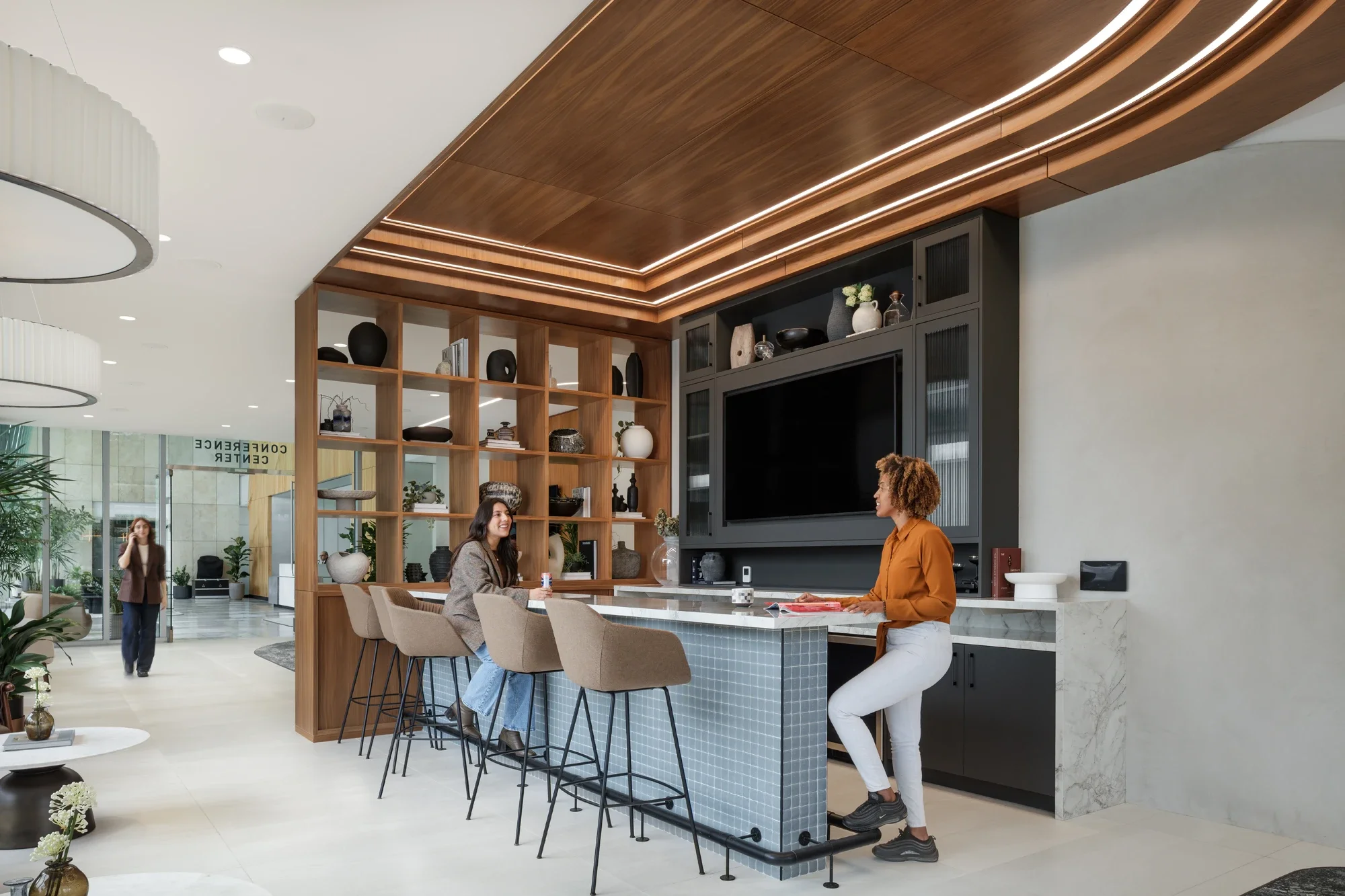 office-conference-center-break-area-LJC1-ware-malcomb-©robert-greaux-photography-9.webp