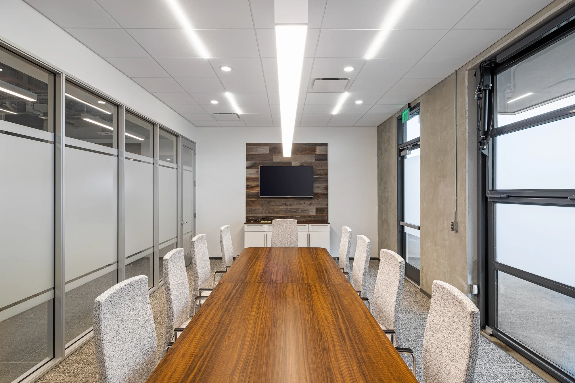 office-interior-conference-room-lift-carlsbad-©robert-greaux-photography.webp