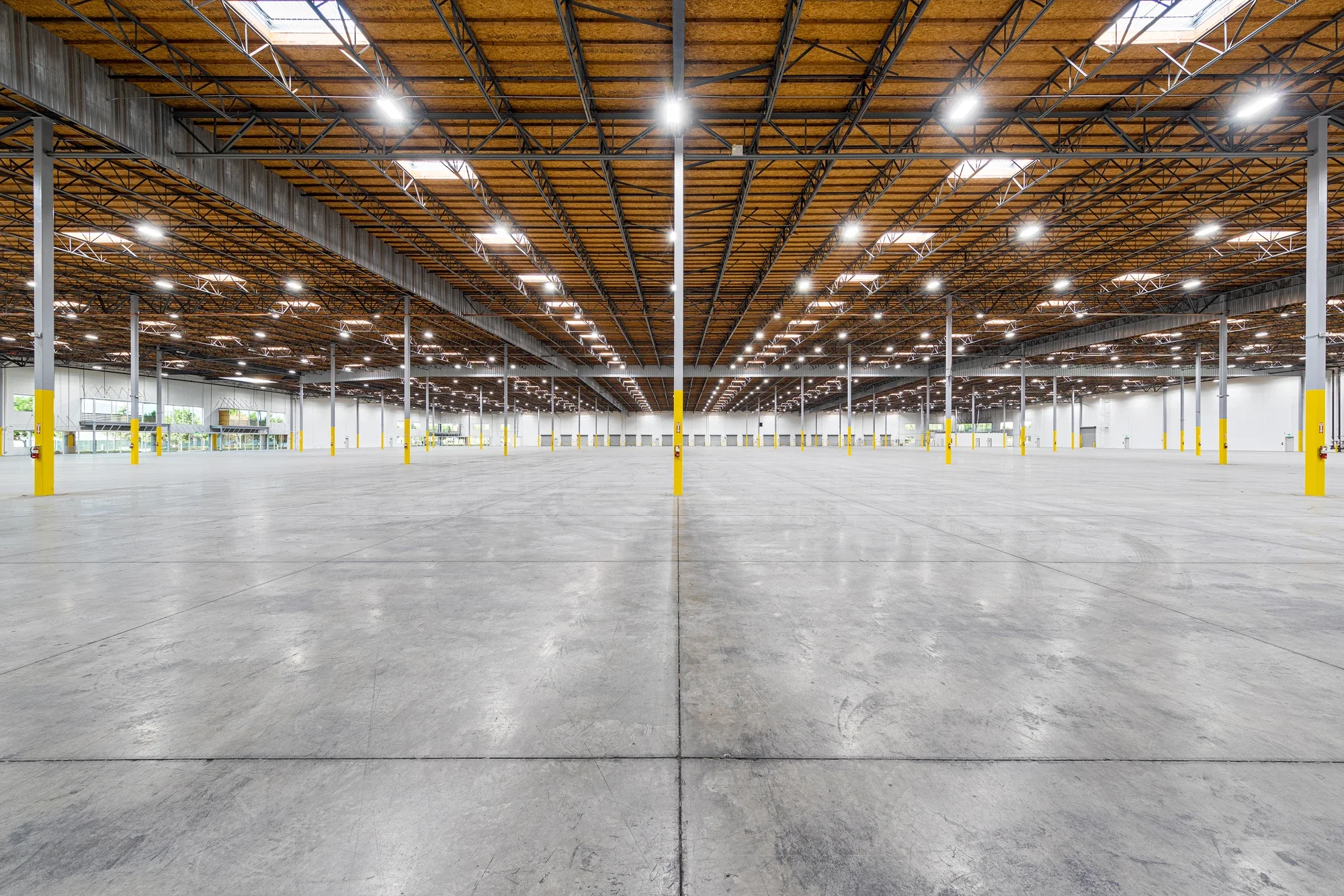 industrial-interior-warehouse-viva-logistics-otay-2-©robert-greaux-photography.webp