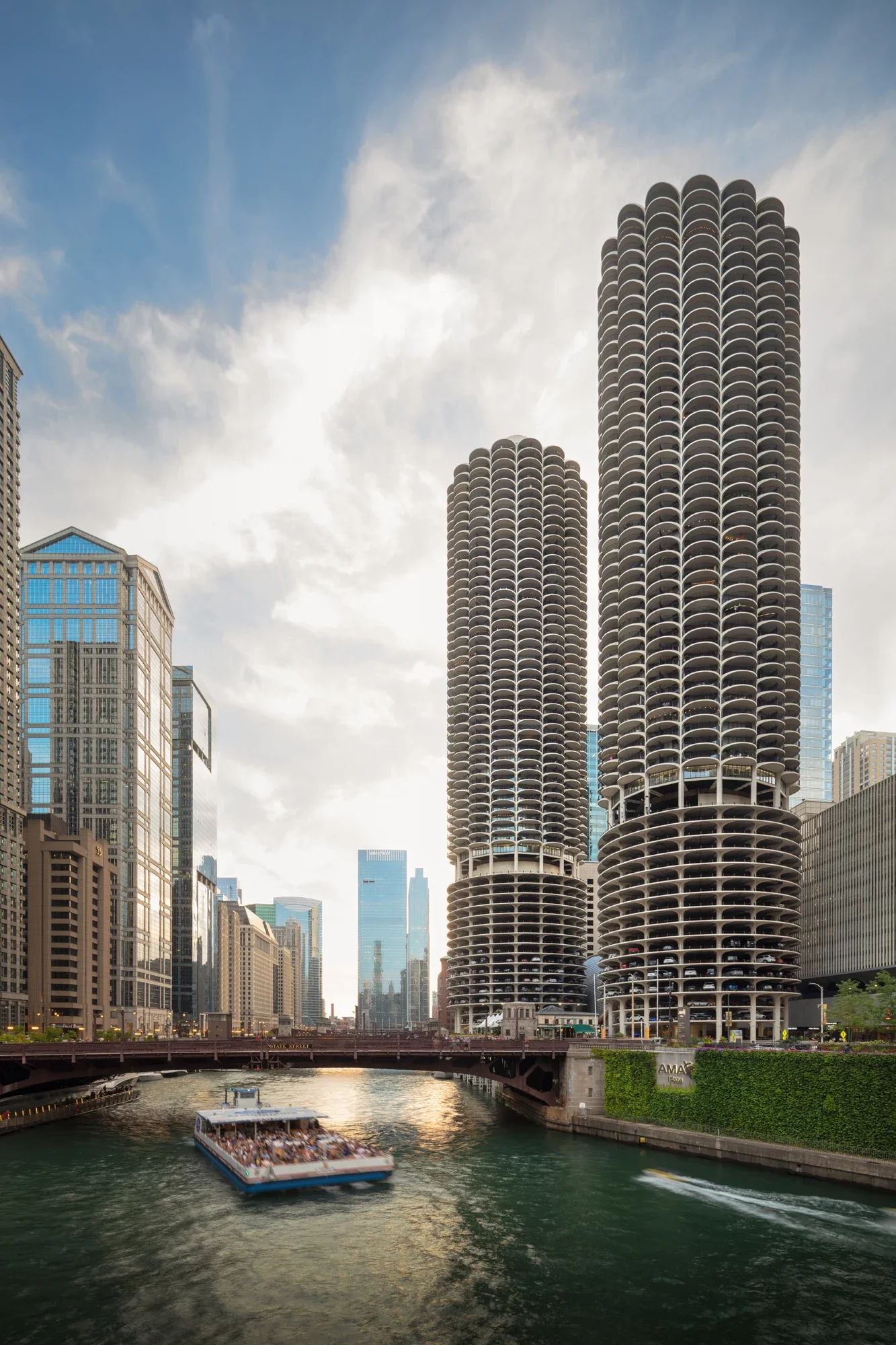 architecture-high-rise-marina-towers-chicago-1-©robert-greaux-photography.webp