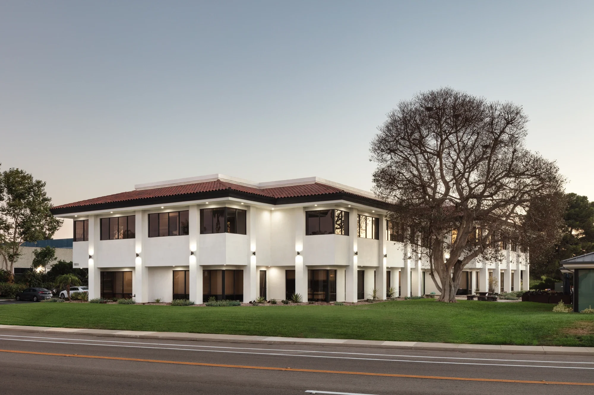 office-building-exterior-avenida-encinas-carlsbad-2-©robert-greaux-photography.webp