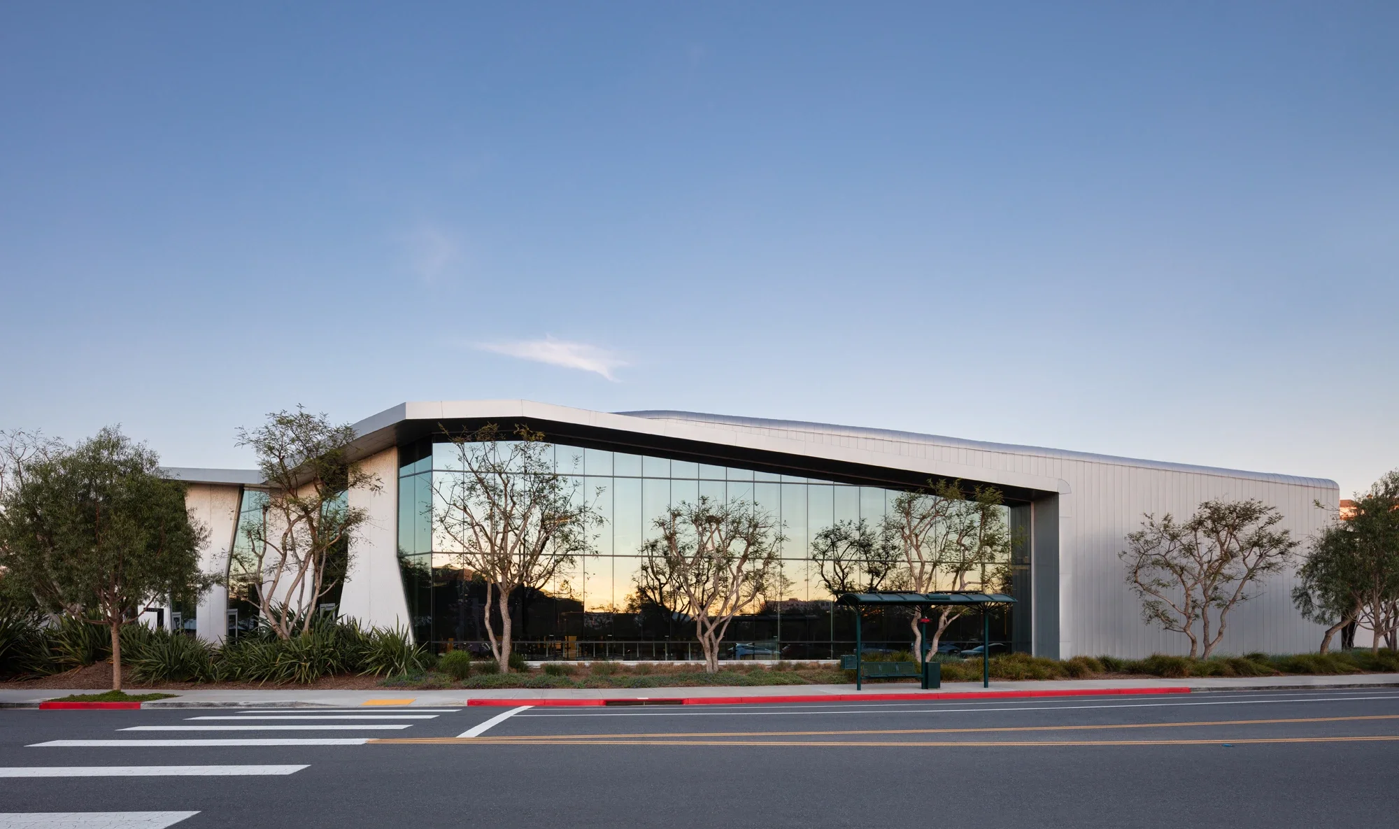 office-exterior-yahoo-campus-playa-vista-2-©robert-greaux-photography.webp