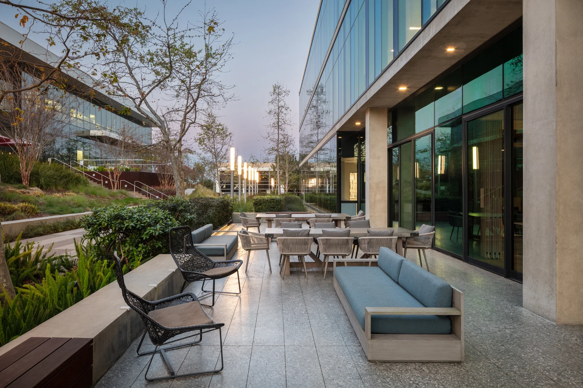 office-life-science-exterior-courtyard-©robert-greaux-photography.webp