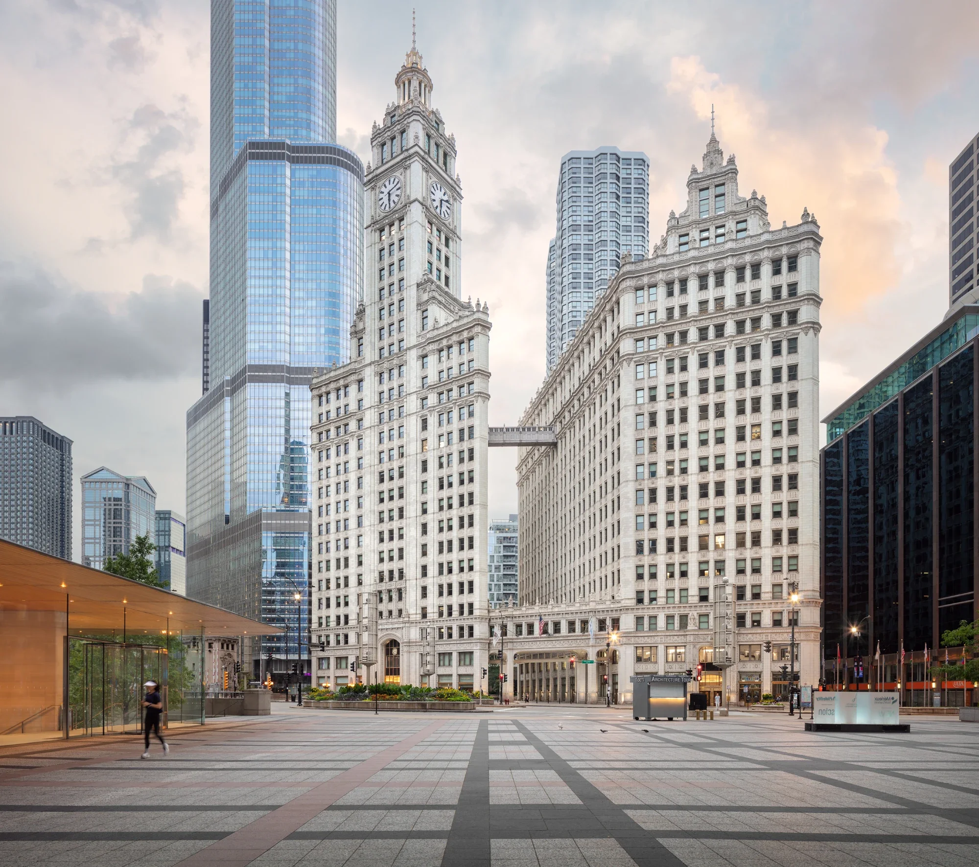 architecture-exterior-front-courtyard-wrigley-building-chicago-1-©robert-greaux-photography.webp