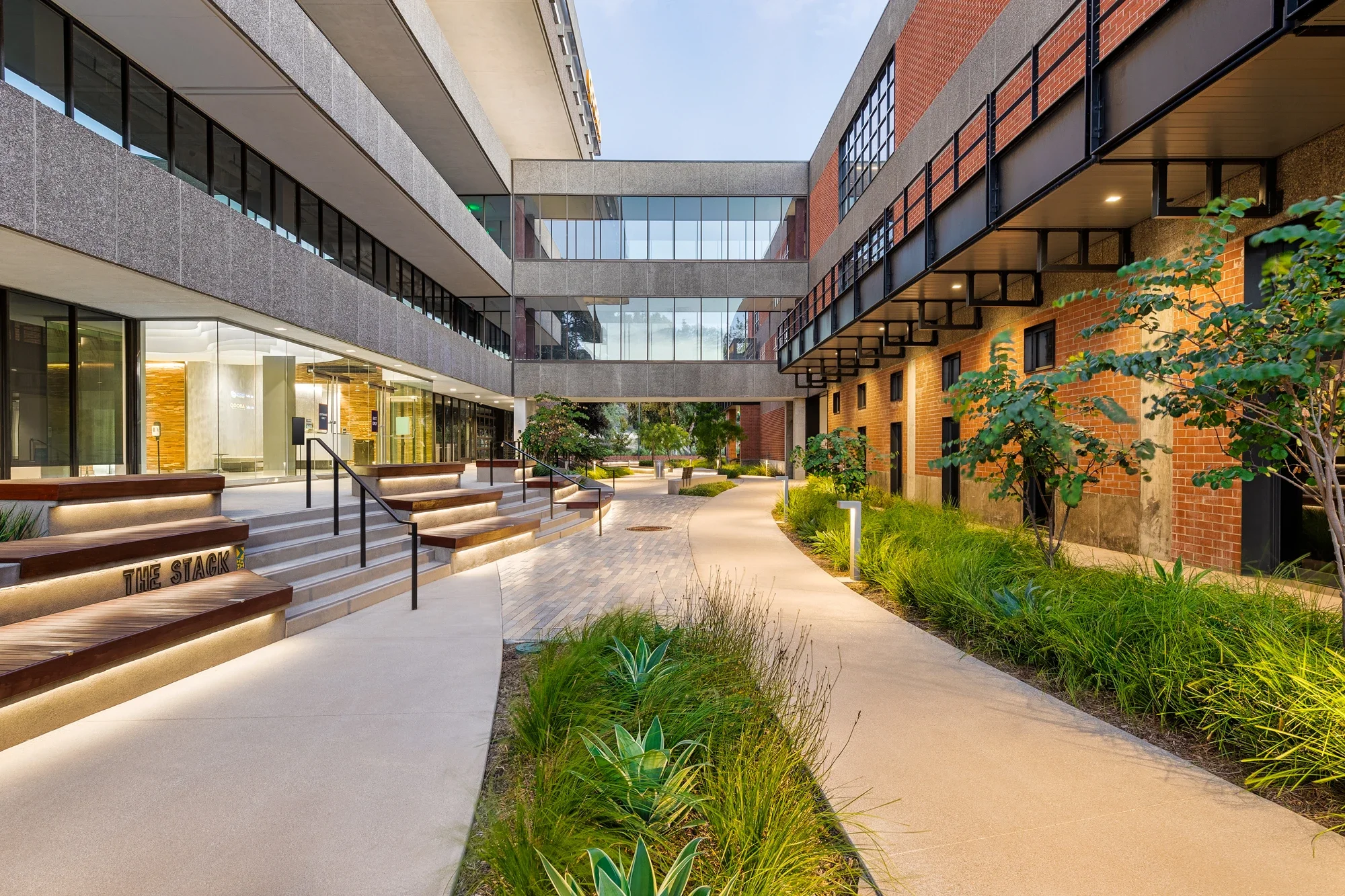 office-exterior-walkway-entrance-ampersand-mission-valley-©robert-greaux-photography.webp