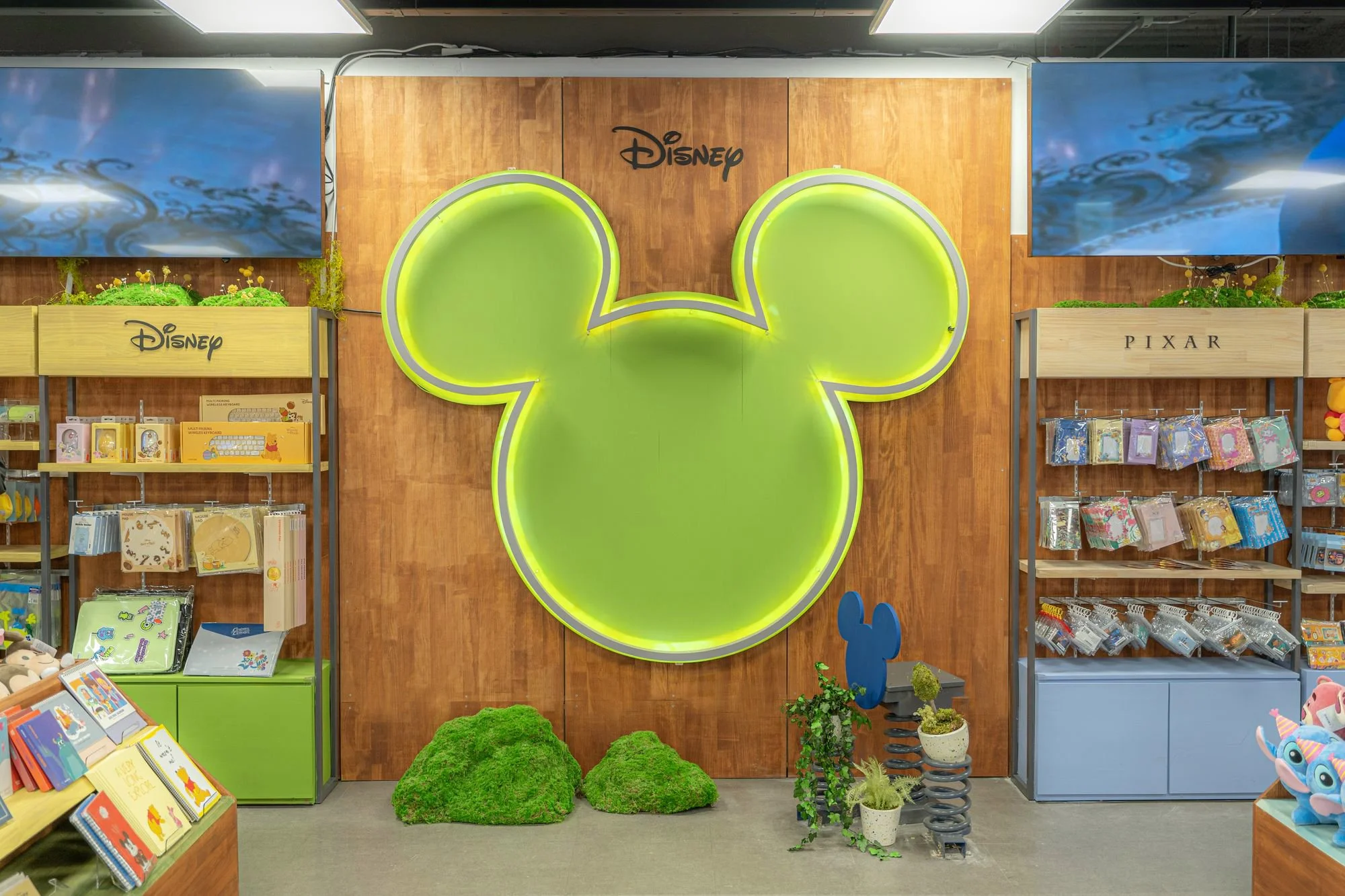 Disney @ Toys R Us : Space Renewal