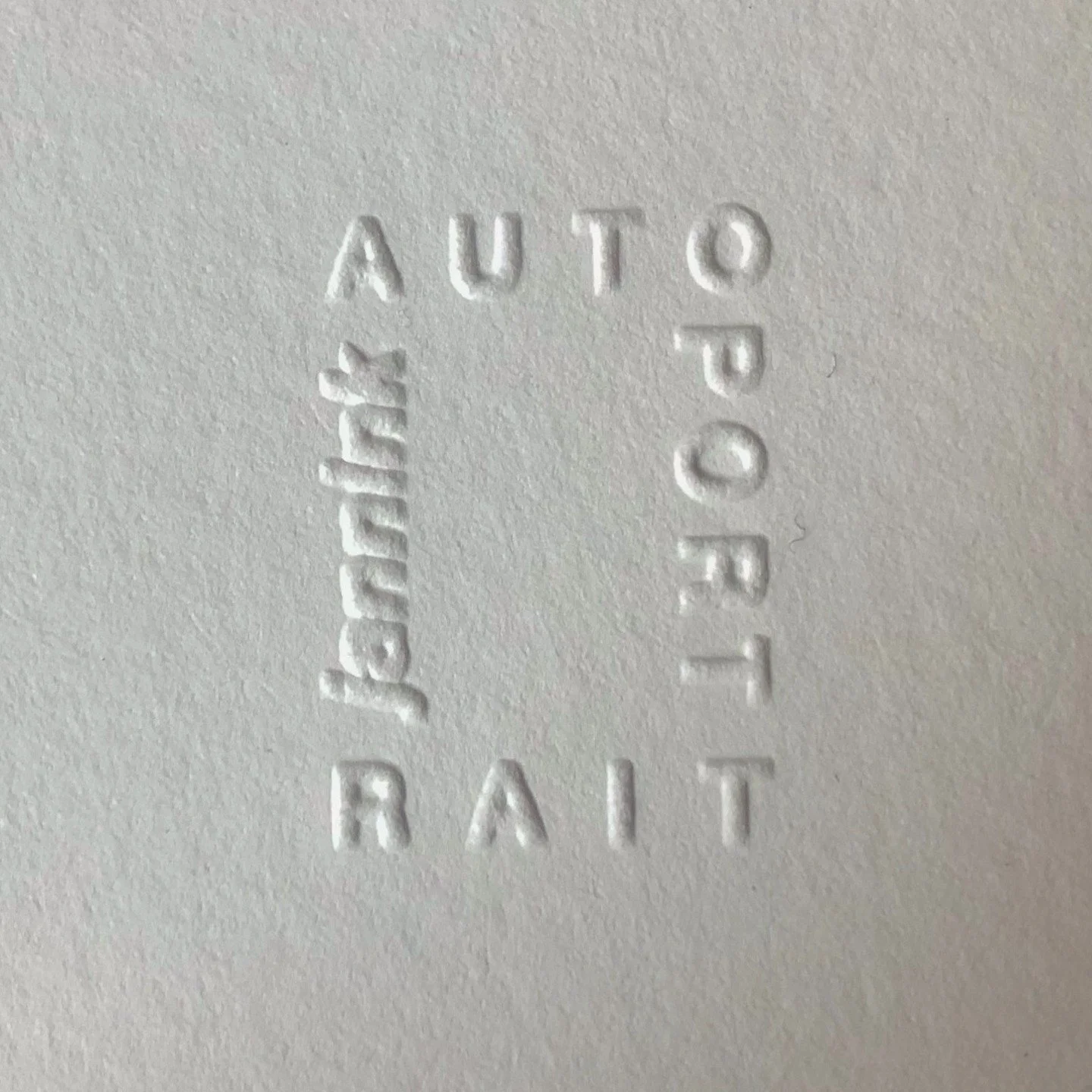Le tampon sec de notre collection &quot;Autoportrait&quot;. Discret et &eacute;l&eacute;gant, il permet d'apposer un l&eacute;ger relief &agrave; m&ecirc;me le papier. 

#gaufrage #timbresec #&eacute;ditionsjannink #autoportrait