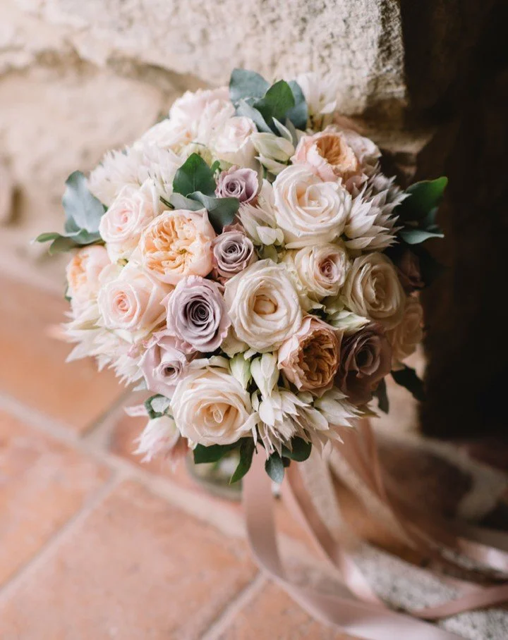 Beautiful bridal bouquet 😍
.
.
.
.
.
.
.
.
.
#borgopetrognano #weddingintuscany #weddinginitaly #weddingceremony #engaged2024 #weddinglocationtuscany #funkybirdweddingdesign #trouwenintoscane #bridalbouquet #bruidsfotograaf #weddinginchianti #weddin