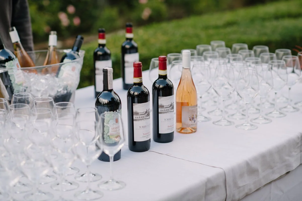 Wine tasting at a vineyard in Tuscany, a relaxed and refined experience as part of a corporate event, incentive trip, or team retreat in Italy, organized by FunkyBird Weddings & Events.