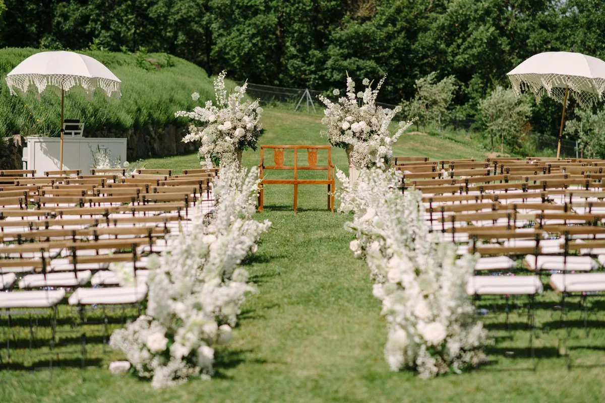 White floral installation with two large arrangements at SPAO in Umbria, elegant and refined wedding styling by FunkyBird for weddings in Italy.