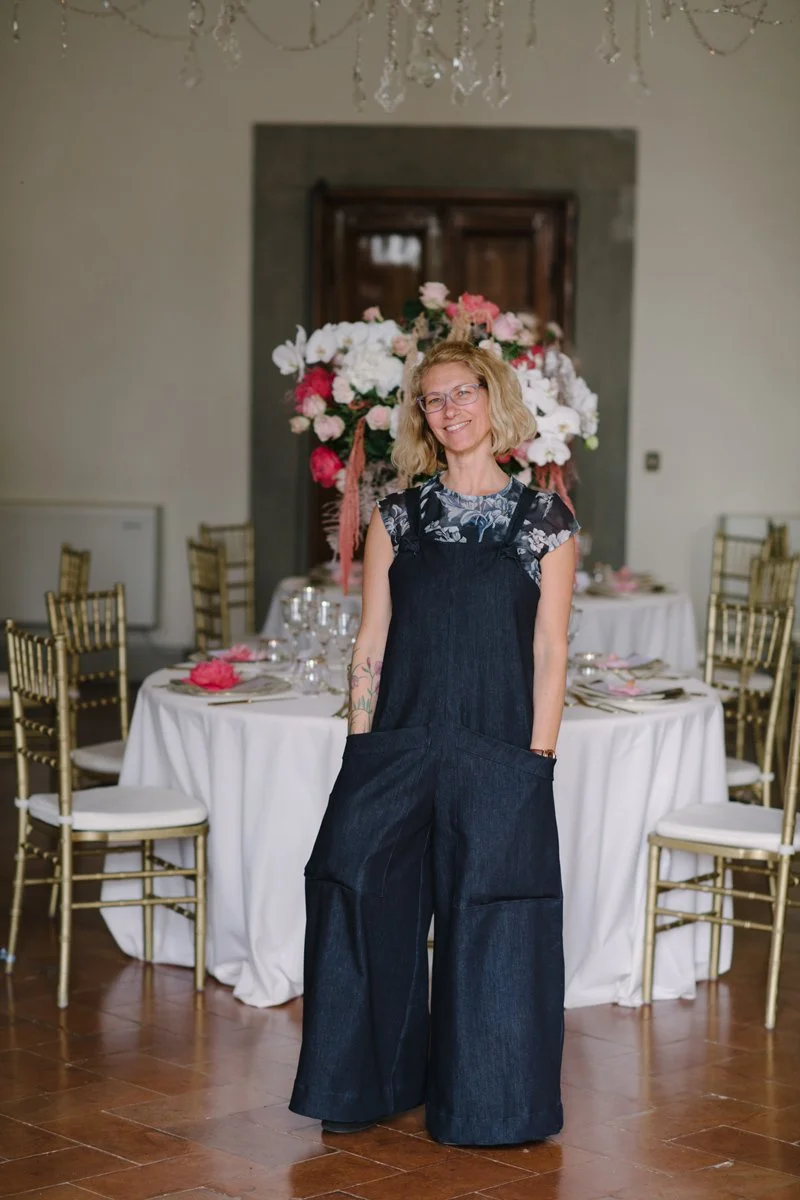 Sonja, floral designer at FunkyBird Weddings, creating elegant seasonal flower arrangements for weddings in Tuscany, Italy — combining floral styling and planning for romantic destination celebrations