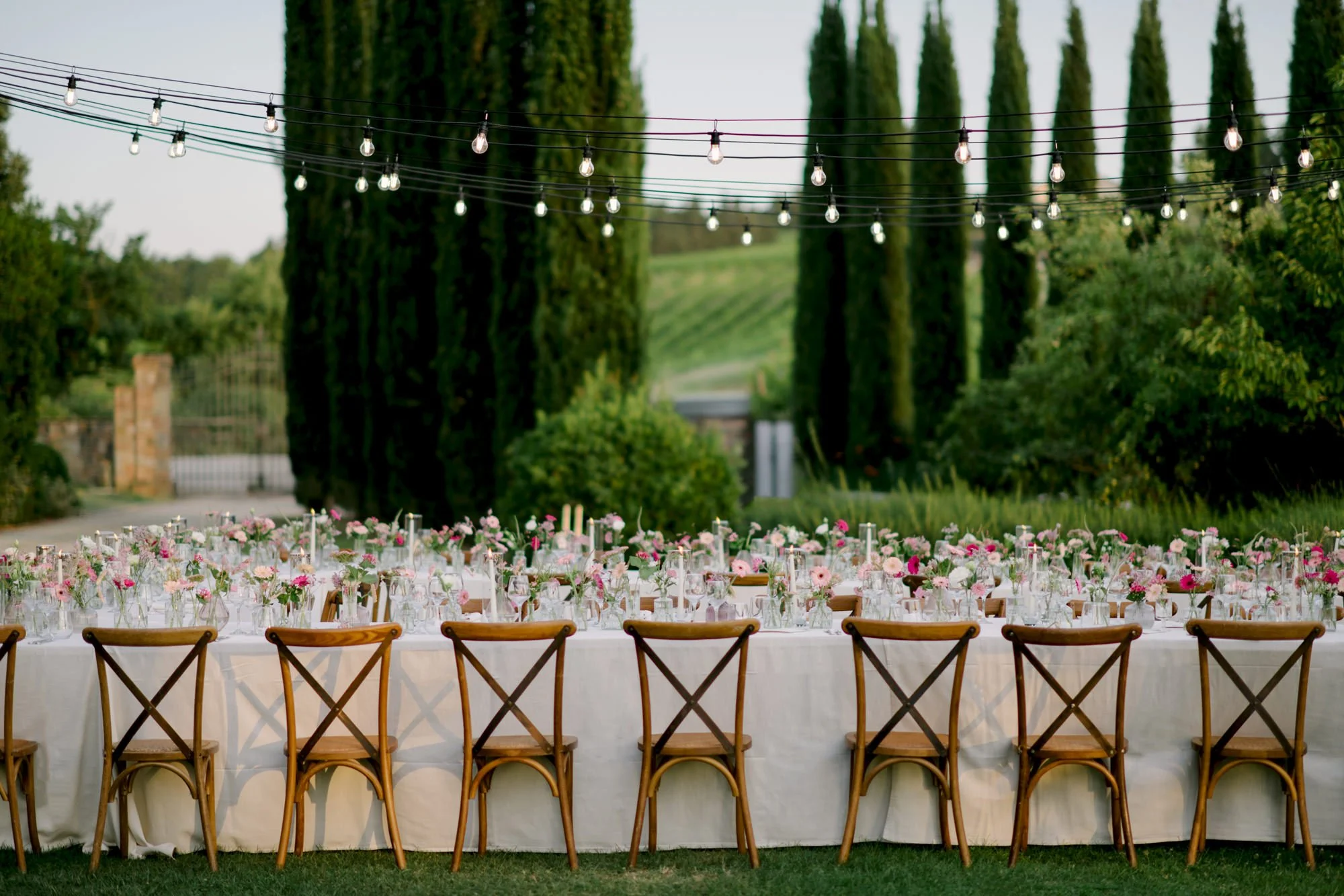 Romantic wedding in Italy at sunset, with an intimate dinner under string lights — a perfect Tuscany wedding location featuring elegant floral styling, natural wedding photography, and expert planning for destination weddings by FunkyBird Weddings