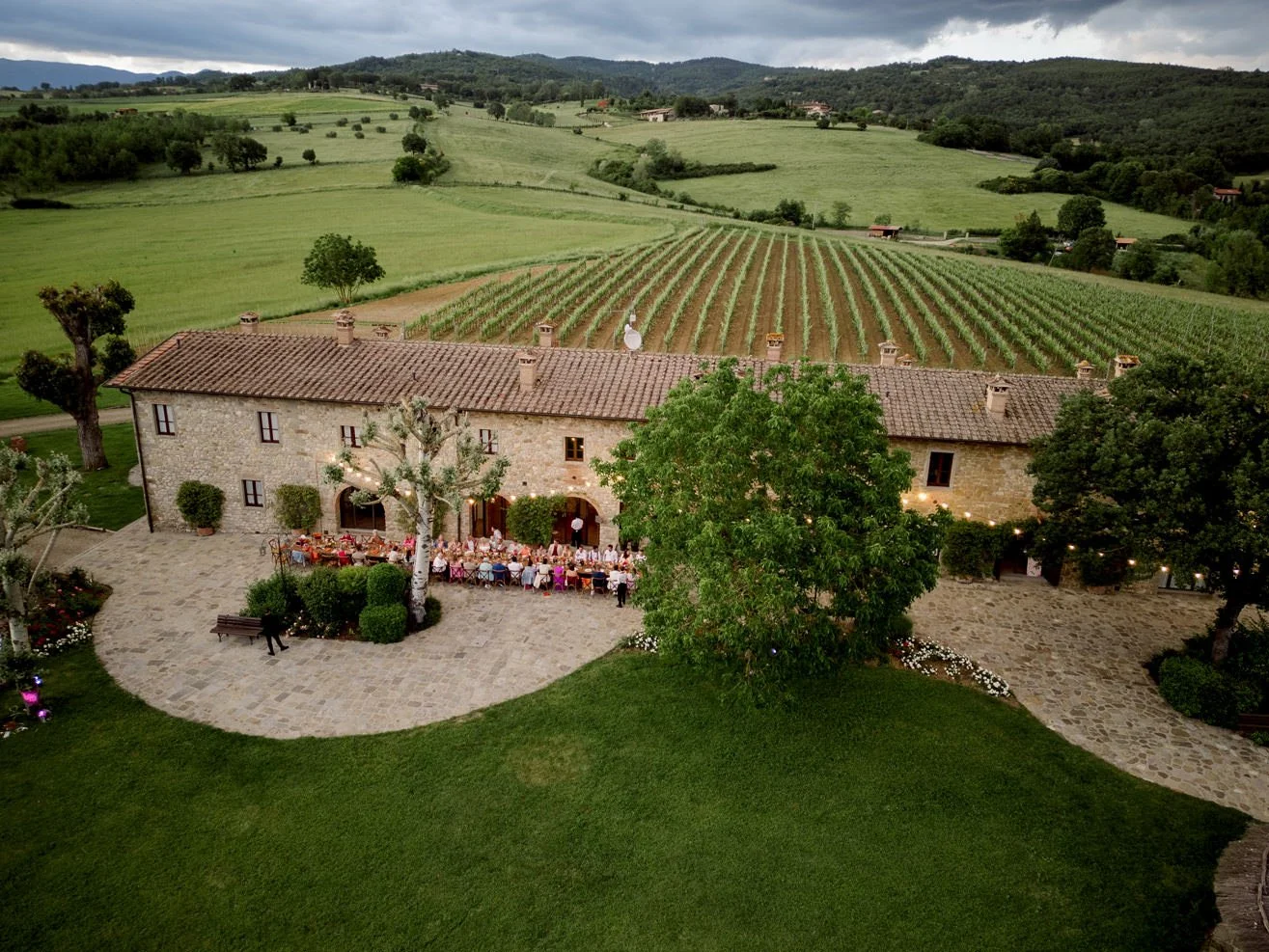 Intimate wedding dinner at Antico Fio, a small stone venue in Tuscany, showing how private countryside properties create calm, personal guest experiences for elopements and small weddings.