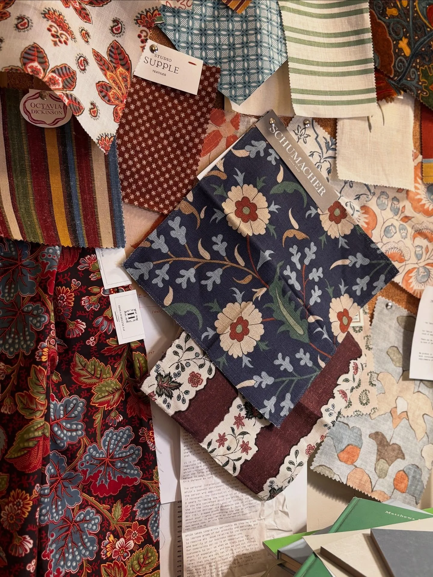 All the autumn colours 🍁 definitely cosy vibes on the board today 
@schumacher_uk @studio_supple @octaviadickinson @decorsbarbares 
#autumncolours #cosyinterior #botanicalprint #patternfabric