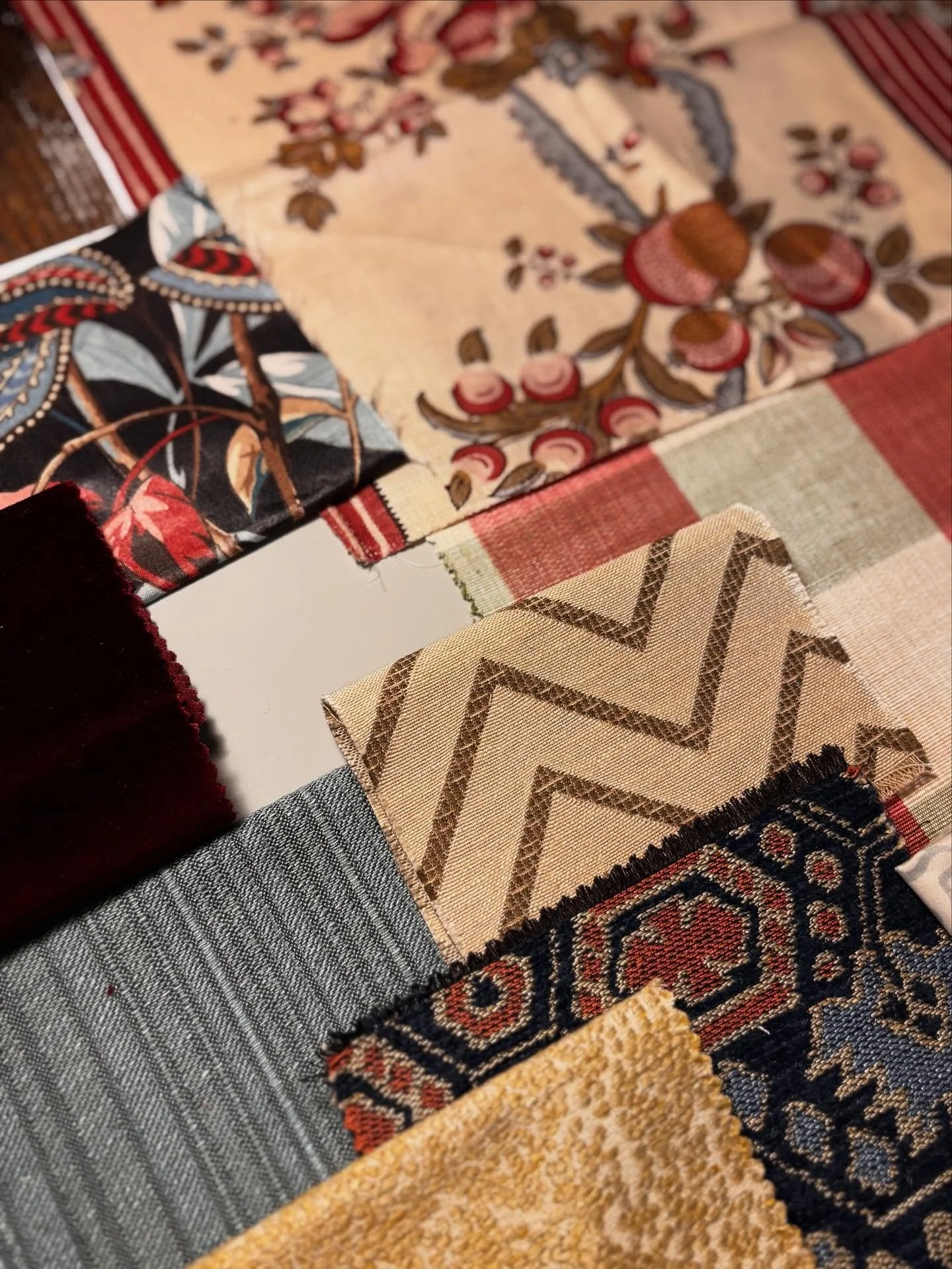 Swooning over these schemes we&rsquo;re working up for a new project in the Cotswolds. Some real bangers in this mix

#englishinteriors #florals #interiordesign #cotswoldsinteriors #carlislefrieda #floralsandchecks