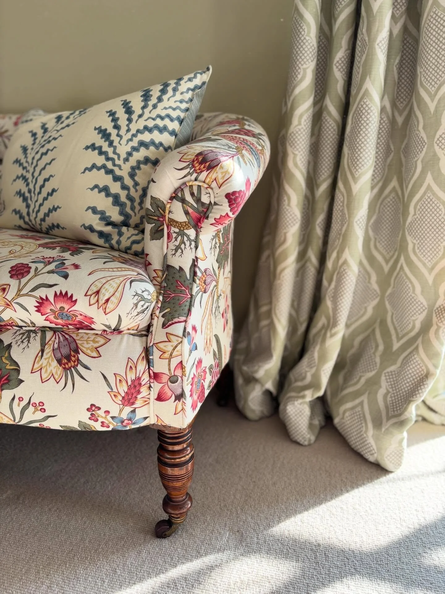 Morning sunlight earlier this week landing on this glorious little sofa we covered in @nicolefabreandcompany Grand Crocus an all time favourite design 

#springsun #grandcrocus #carlislefrieda #upholstery #florals