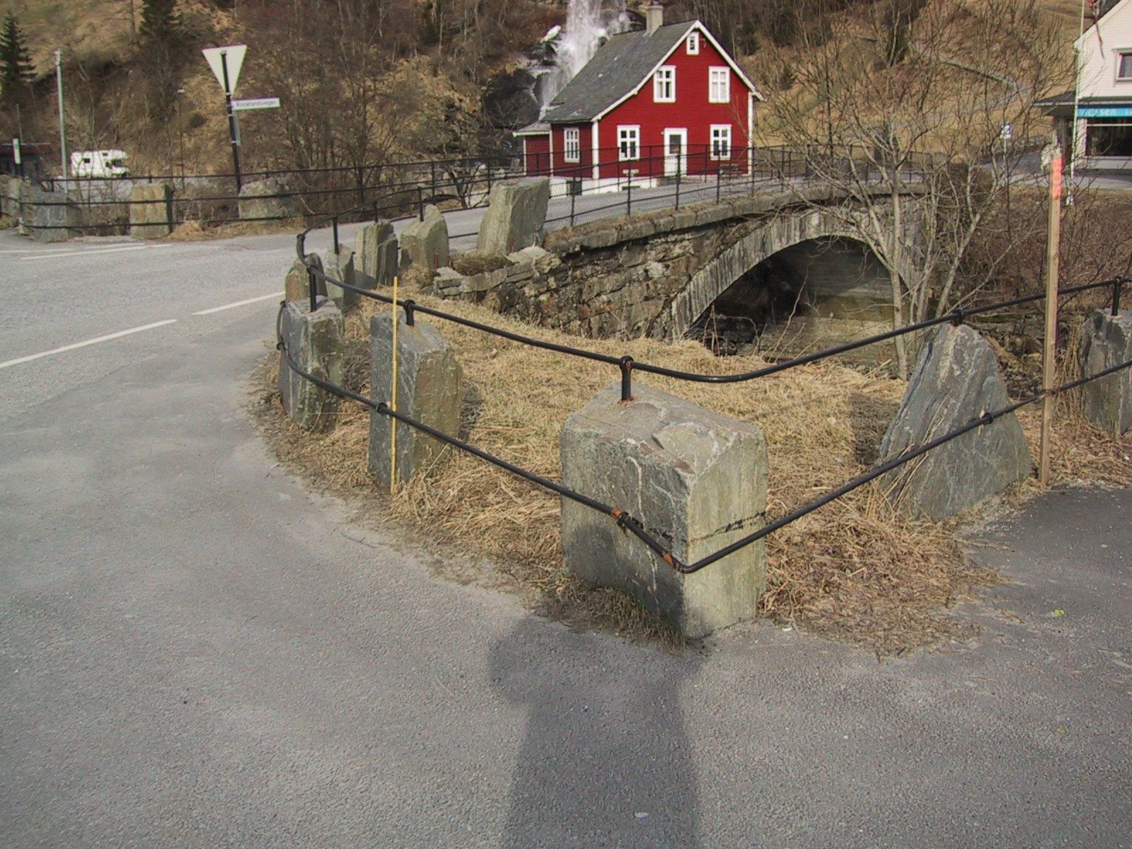 Stabbesteinar Steinsdalsfossen.JPG