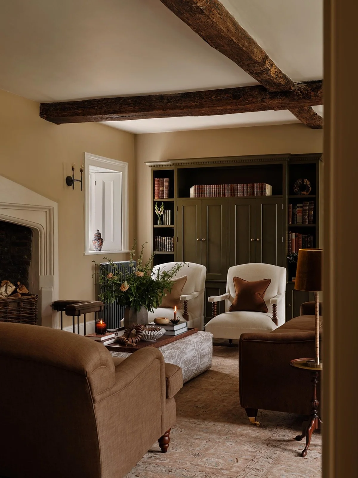 An autumnal colour palette that&rsquo;s as versatile as it is timeless 🍂

Interior Design: @caisley_interiors 
📸: @astridtemplier 

#Caisley #ASenseOfHome #LivingRoom