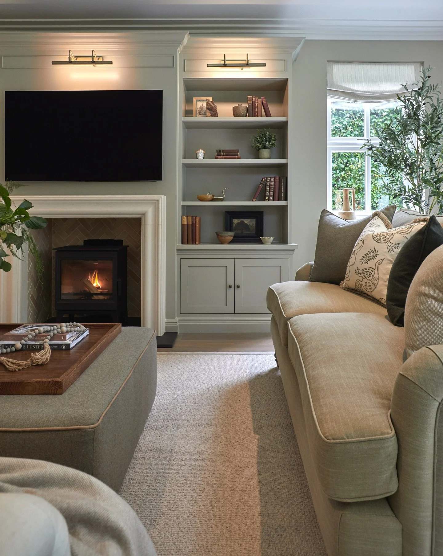 Happy Saturday! Who&rsquo;s lighting a fire this weekend? 🍂 

Interior Design: @caisley_interiors 
📸: Sarah Griggs

#Caisley #ASenseOfHome #TimelessInteriors