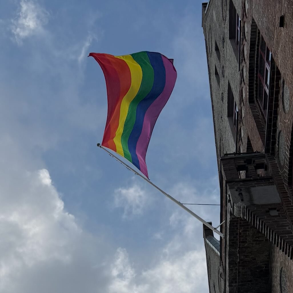 Kj&aelig;re fantastiske venna! 🌈

Vi i Arctic Pride tar n&aring; litt ferie og stikker innom noen andre Pridefeiringer rundt om i landet, og lader batteriene frem mot senh&oslash;stens eventyr - med en god dose glitter, kj&aelig;rlighet og regnbueen