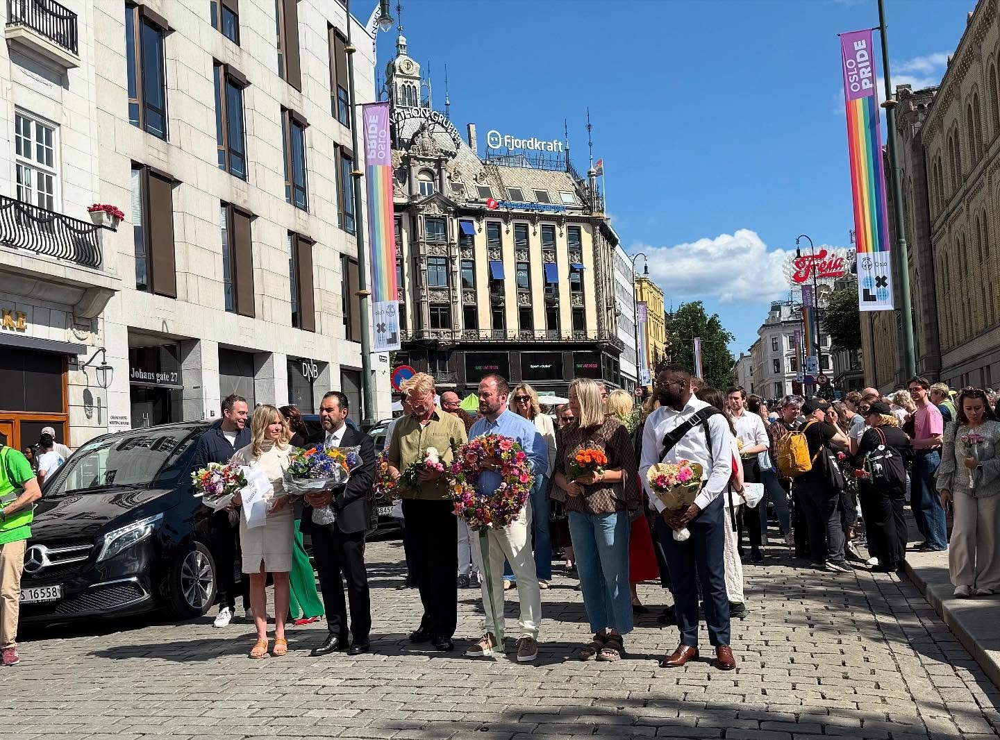 I dag deltar vi p&aring; minnemarkering i Oslo. 

For tre &aring;r siden ble hjertene v&aring;re knust. Vi tenker p&aring; alle som ble rammet &ndash; og h&aring;per dagene har blitt litt enklere &aring; b&aelig;re. 

Terrorens m&aring;l er &aring; s