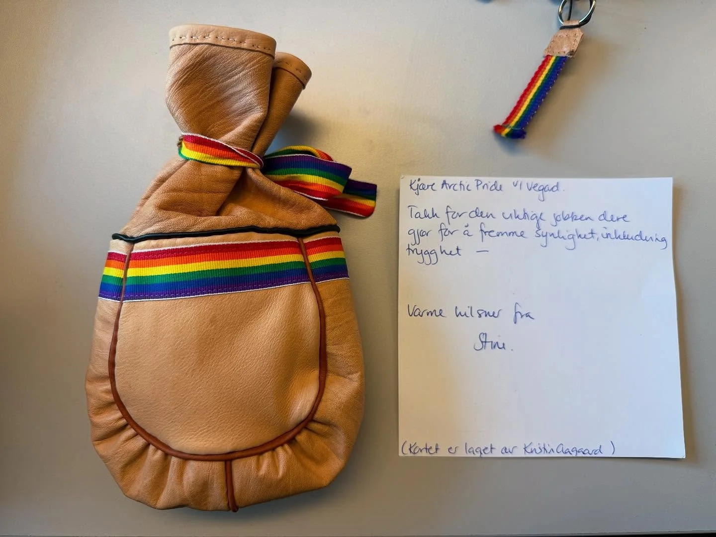 Noen dager er ekstra hyggelige her p&aring; kontoret. 💌

I posten dukket nemlig det opp en overraskelse som gjorde oss b&aring;de r&oslash;rt og glad: En nydelig kaffepose, to flotte n&oslash;kkelringer (som ble tatt i bruk med en gang!) og et kort 