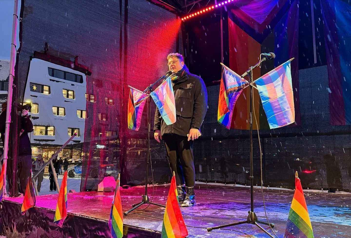 Tusen, tusen takk til alle som m&oslash;tte opp i dag - enten for &aring; g&aring; i paraden eller se p&aring;. Dere er HELT fantastiske, alle som &eacute;n! 🫶

Sammen har vi farget byen i alle regnbuens farger i sn&oslash;v&aelig;ret! 🏳️&zwj;🌈❄️
