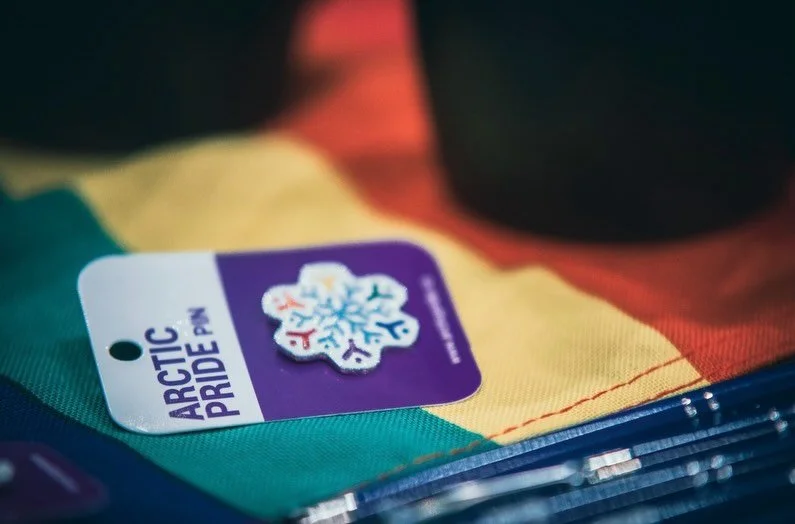 (NESTEN) BLACK WEEK HOS ARCTIC PRIDE 🥳

Hurra - n&aring; kan du sikre deg fine julegaver og st&aelig;sj til hyggelige priser!

I &aring;r dukker v&aring;re nye krystallpins, logoarmb&aring;nd og regnbuefargede n&oslash;kkelb&aring;nd opp b&aring;de 